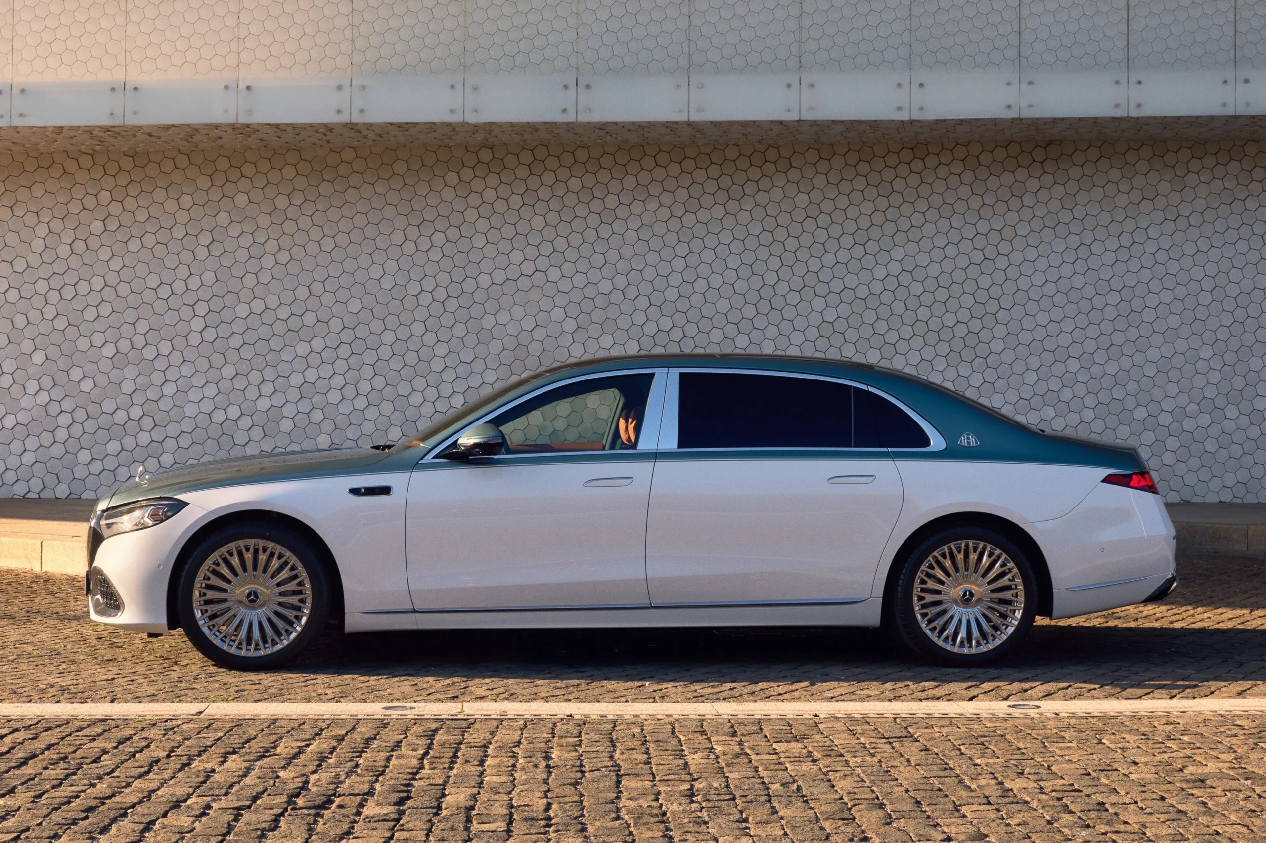 Mercedes-Maybach S-Class, 2026 facelift, luxury sedan, Maybach design, V8 engine, hybrid sedan, premium interior, automotive news 7