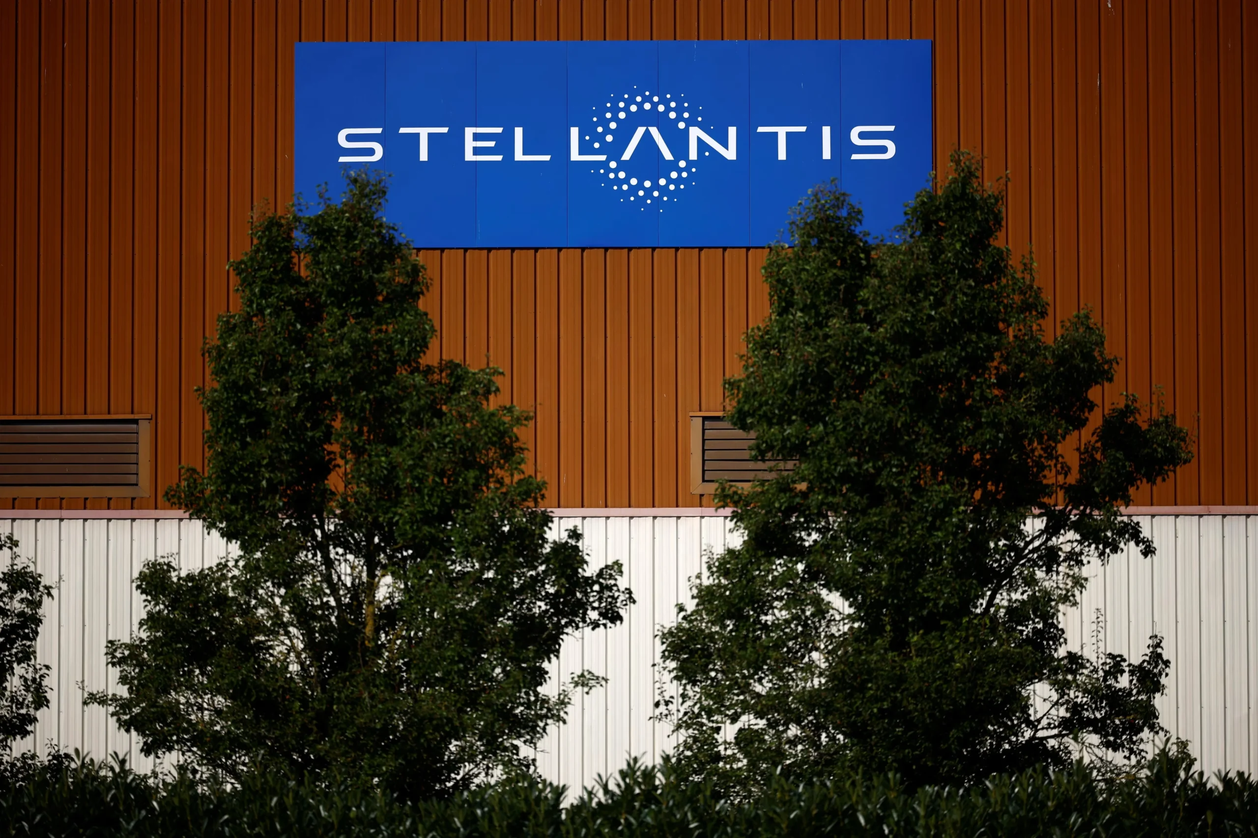 Stellantis, global car shipments, automotive industry recovery, Antonio Filosa, Q1 2026 automotive results, car market trends 4