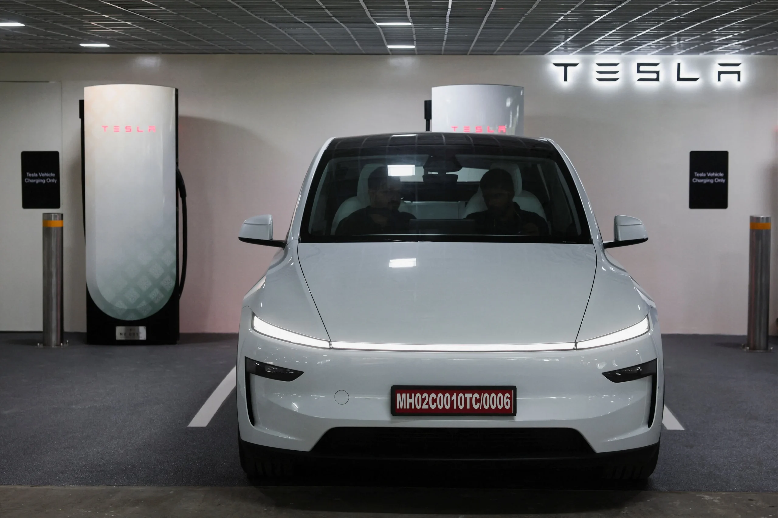 Tesla Model Y L, Tesla India, 6-seater electric SUV, luxury EV India, Tesla Model Y price India, electric vehicle market India 2