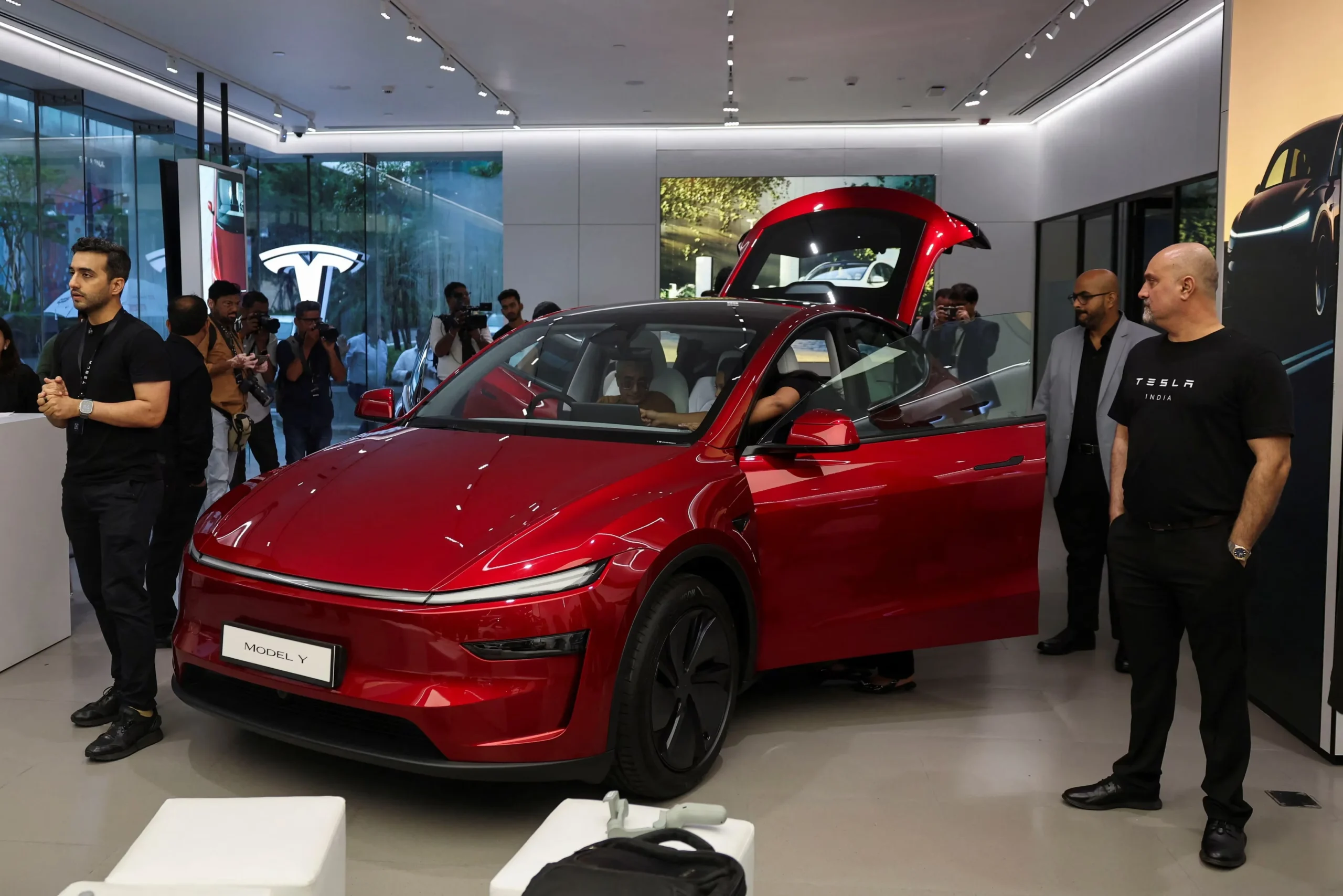 Tesla Model Y L, Tesla India, 6-seater electric SUV, luxury EV India, Tesla Model Y price India, electric vehicle market India 3