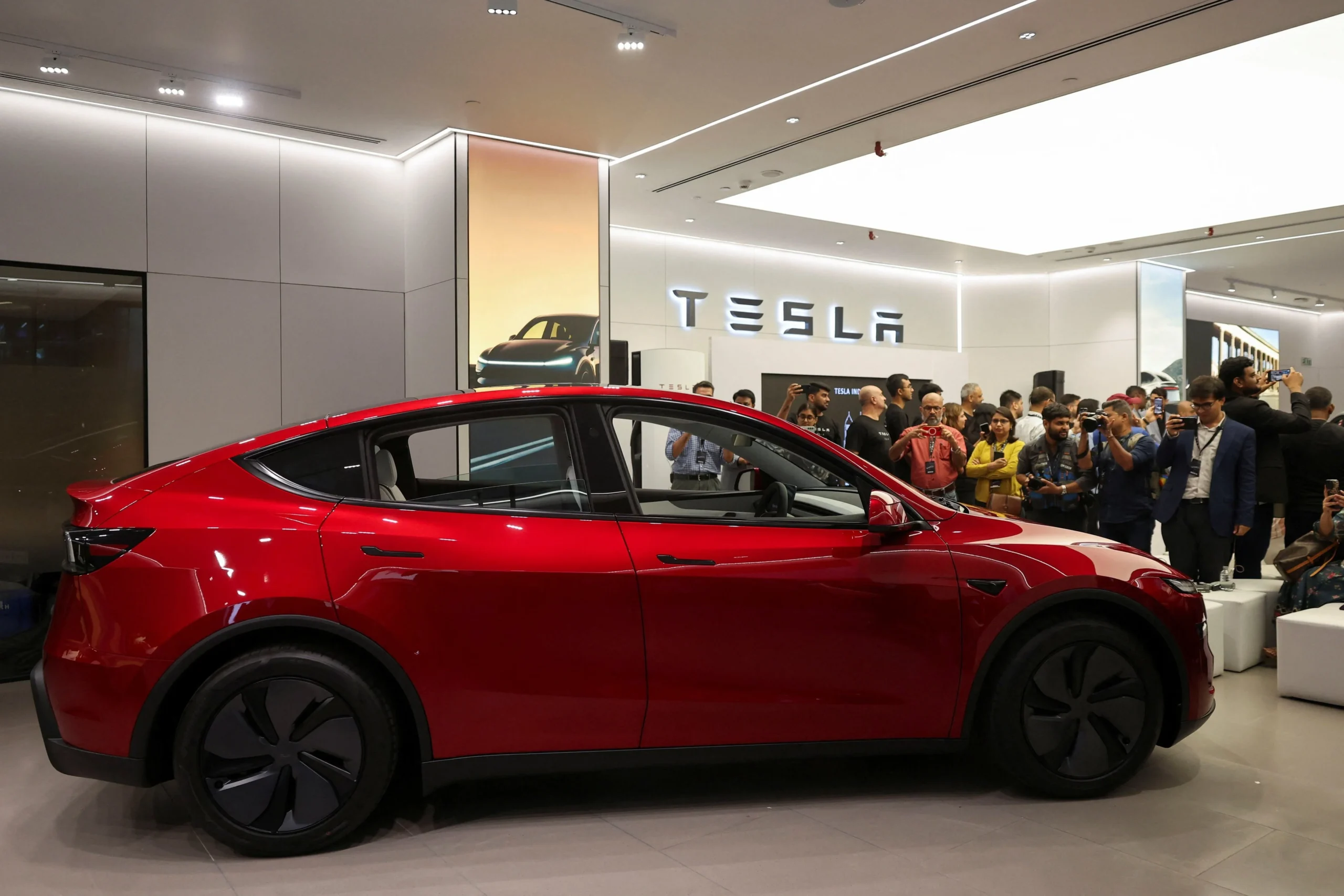 Tesla Model Y L, Tesla India, 6-seater electric SUV, luxury EV India, Tesla Model Y price India, electric vehicle market India 4