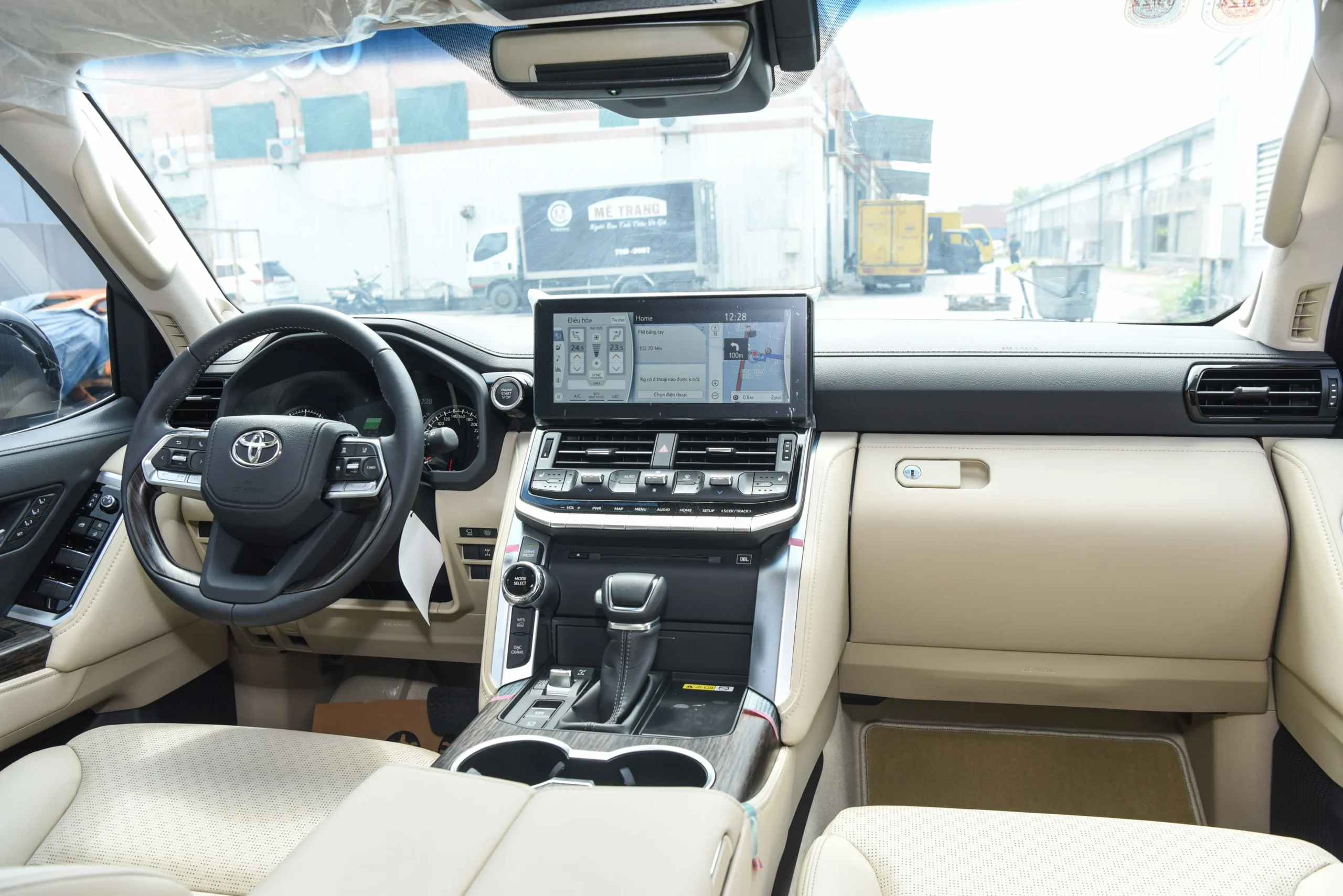 Toyota Land Cruiser 300 recall, transmission oil leak, automatic gearbox software update, SUV safety recall, Toyota Vietnam 2