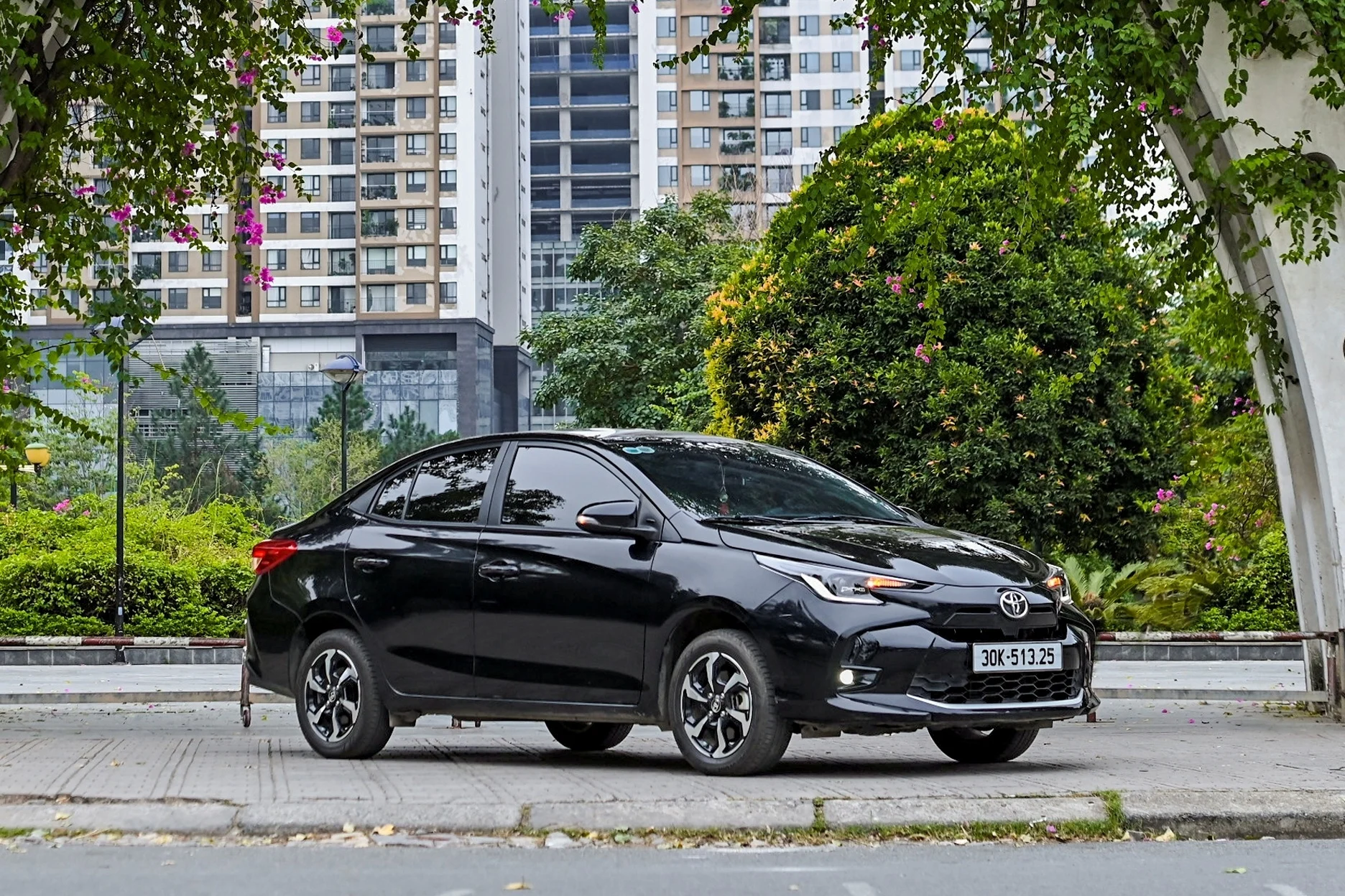 Vietnam sedan market, Toyota Vios sales, SUV trend Vietnam, automotive market trends, sedan vs SUV Vietnam, VAMA reports 4