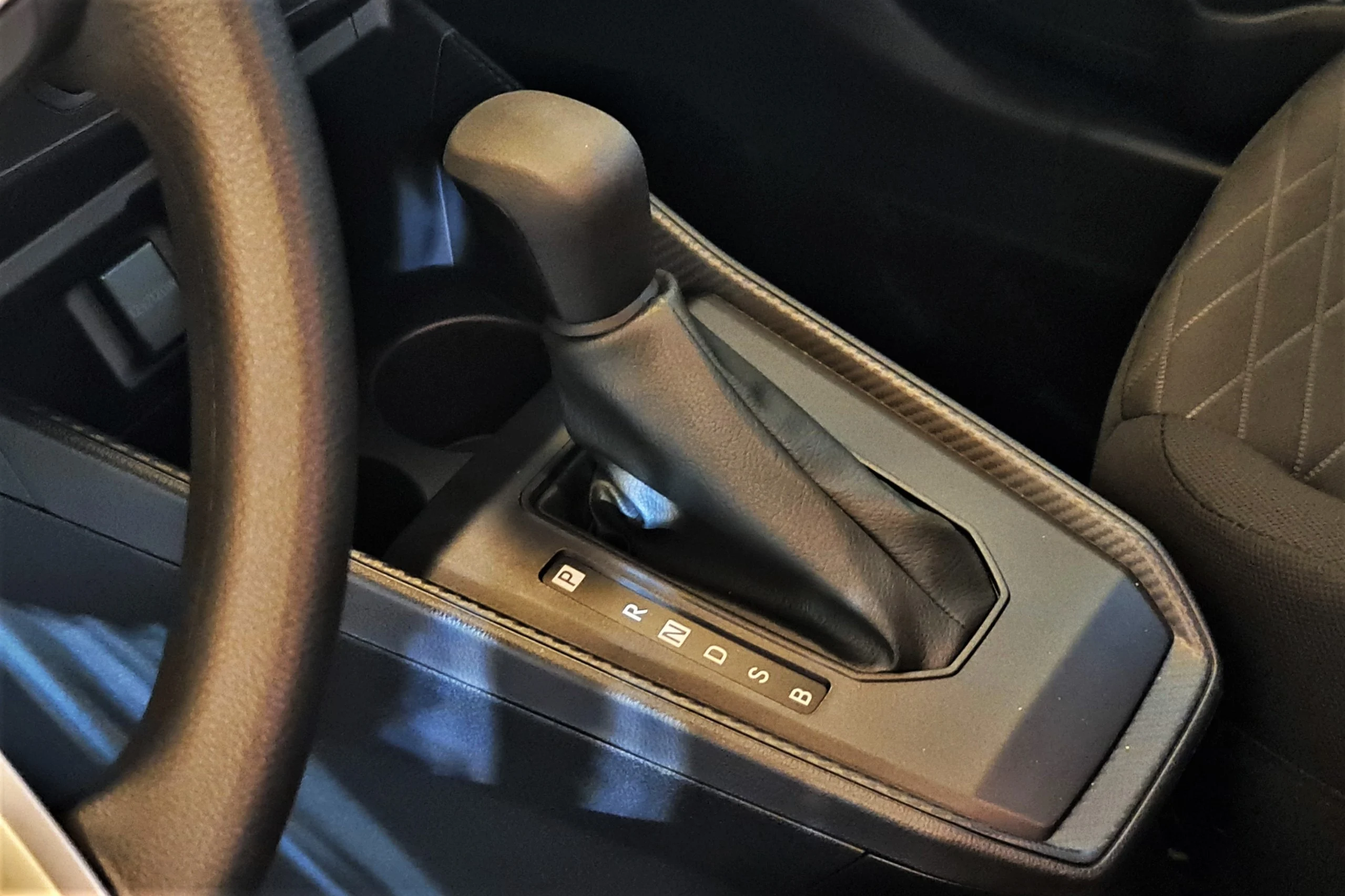 Toyota Wigo Vietnam, budget city cars, A-segment hatchback, Toyota Vietnam supply chain, Hyundai Grand i10 vs Toyota Wigo, automotive sales Vietnam 6