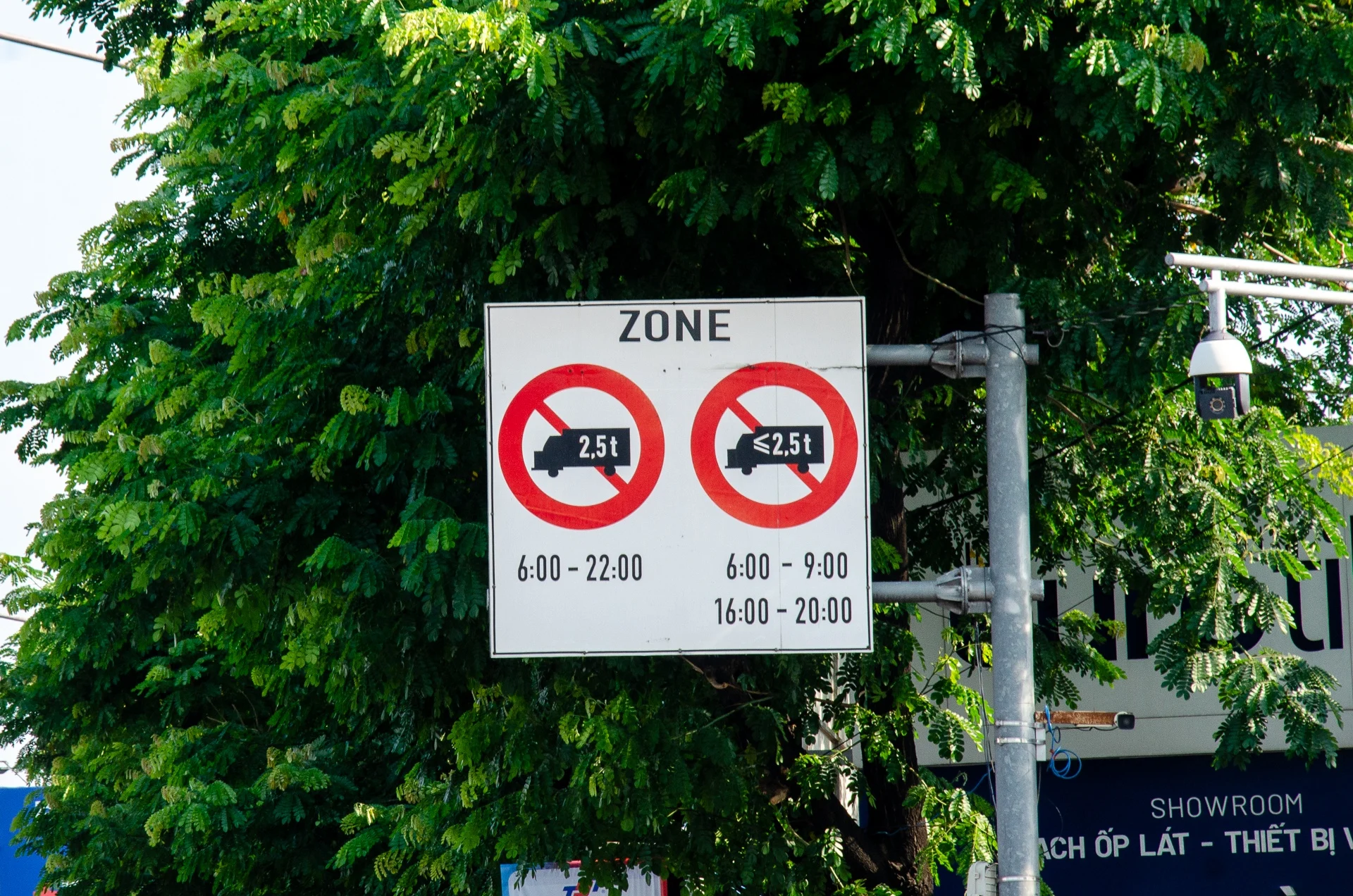 pickup truck Ho Chi Minh City, inner city traffic rules Vietnam, vehicle restrictions Ho Chi Minh, trucks under 950kg, traffic regulations Vietnam, pickup vehicle restrictions 2