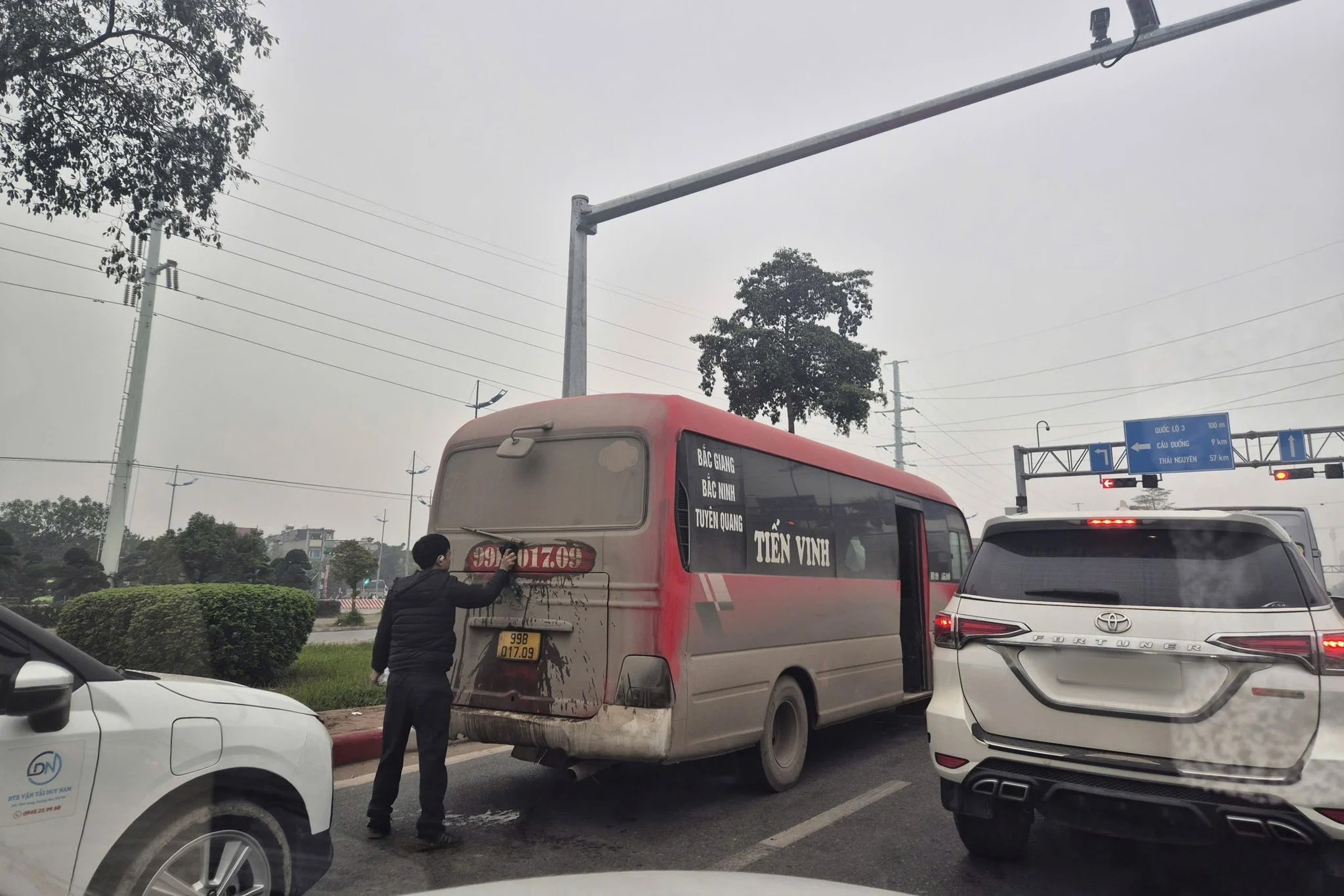 Vietnam traffic fines, Decree 168, Decree 100, road safety Vietnam, driving penalties, traffic violation penalties, Vietnam road law 8