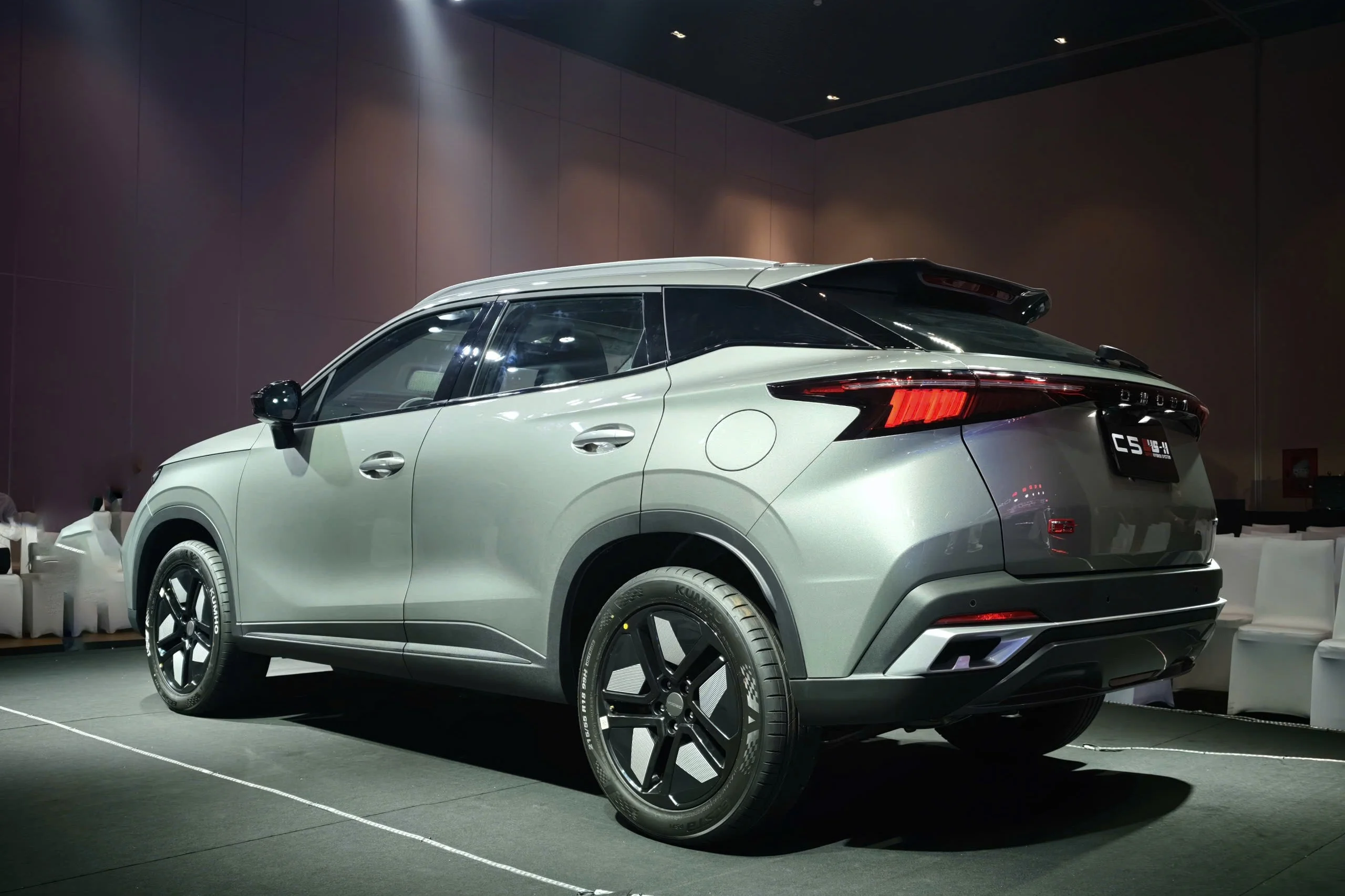 car promotions Vietnam, free fuel car deals, Omoda C5 SHS-H, Mitsubishi fuel vouchers, Volkswagen Vietnam, automotive marketing trends 2