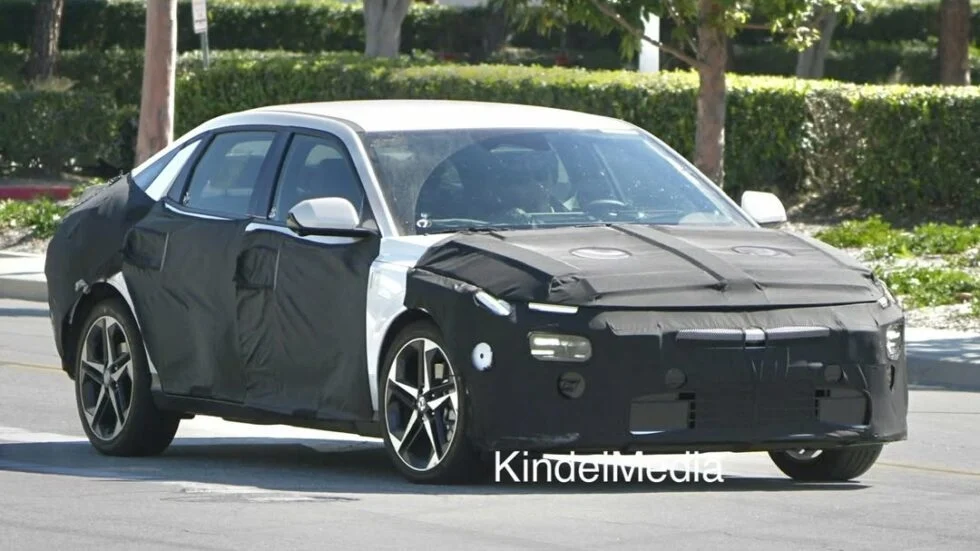 Hyundai Elantra 2027, hybrid sedan, 17-inch display, new car design, P1 prototype, automotive technology, C‑segment sedan 2