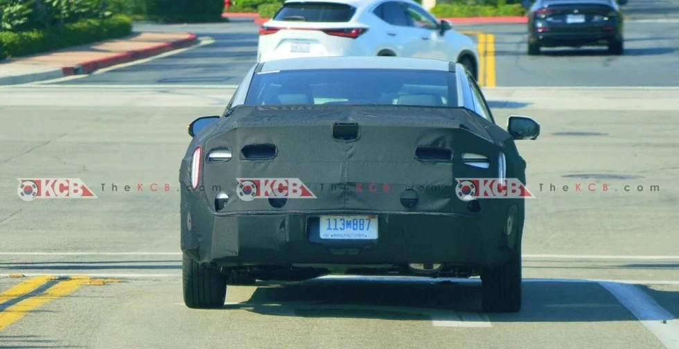 Hyundai Elantra 2027, hybrid sedan, 17-inch display, new car design, P1 prototype, automotive technology, C‑segment sedan 3