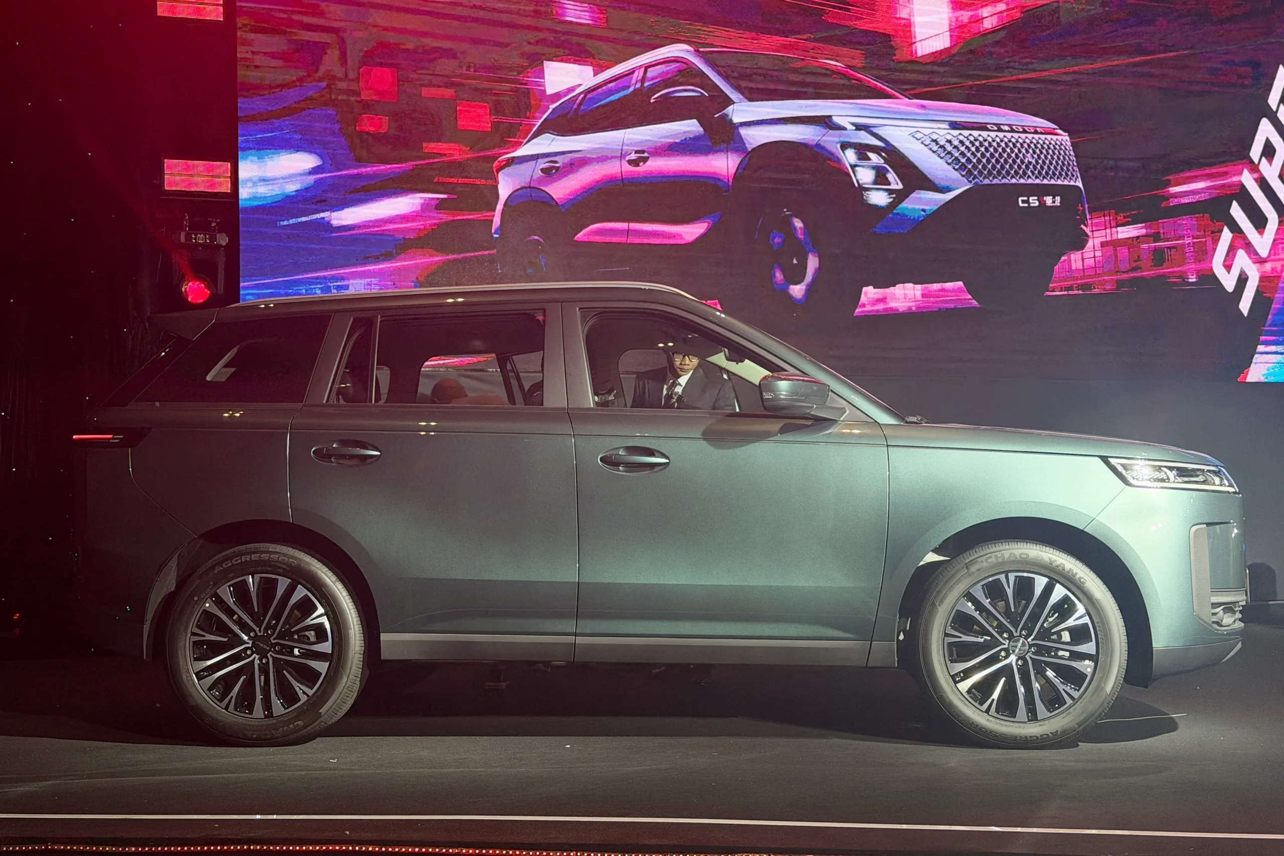 off-road SUVs Vietnam, Jaecoo J5, Toyota Land Cruiser FJ, Ford Bronco Vietnam, 4x4 vehicles, Vietnam automotive market 2