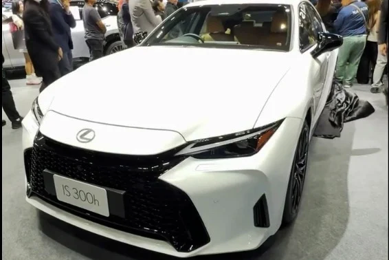 Lexus IS 300h, 2026 Lexus IS, luxury hybrid sedan, Bangkok Motor Show, Vietnam car market, Lexus IS price, hybrid luxury sedan 2