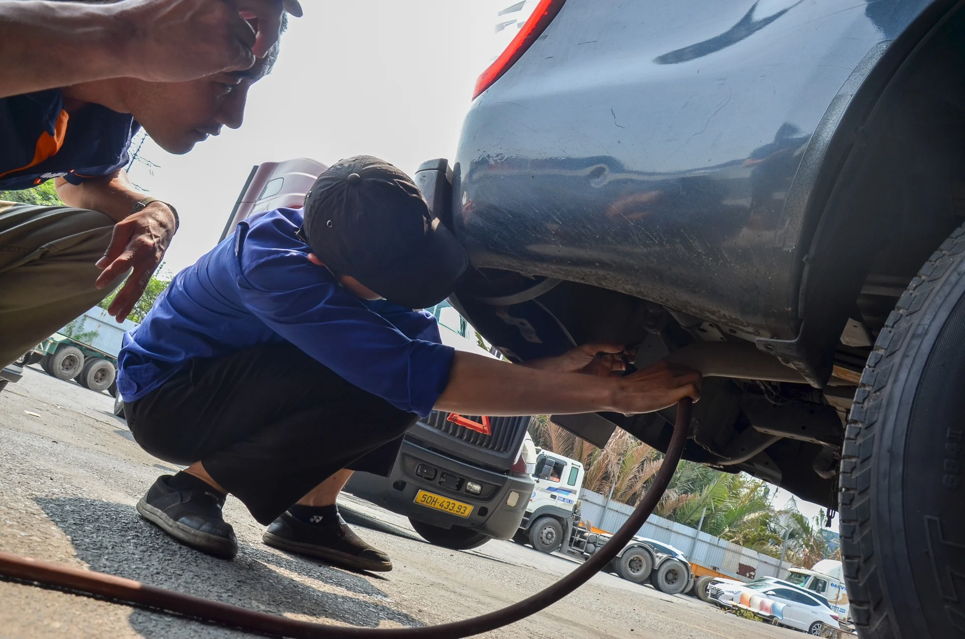 diesel emission test, vehicle inspection, full throttle testing, diesel engine emissions, emission regulations, fuel injection, environmental safety, Vietnam transport 3