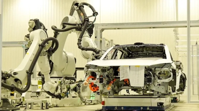Chinese electric vehicles, auto industry competition, EV battery technology, automotive software, Western car manufacturers, global car market, electric vehicle innovation 3