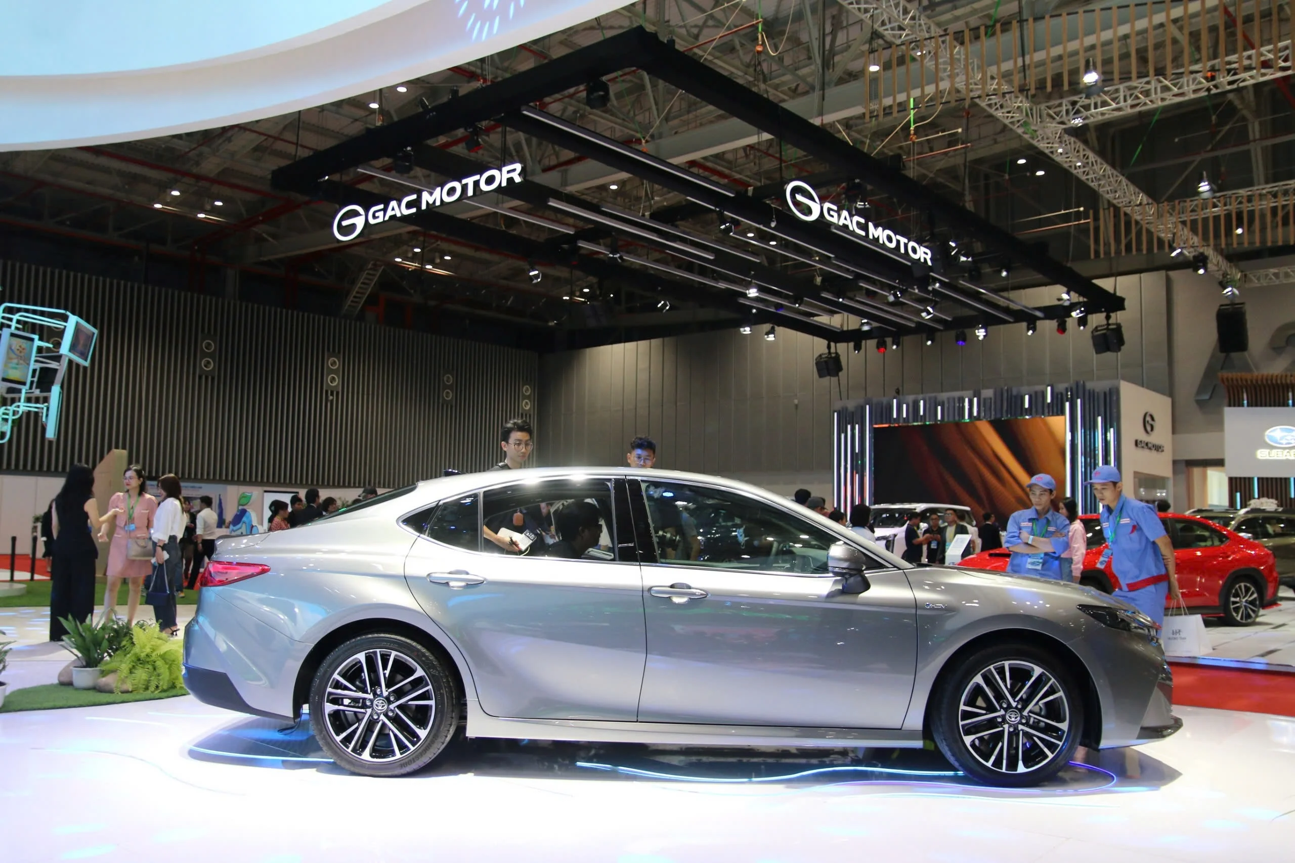Toyota Camry Hybrid, Vietnam car market, hybrid vs gasoline, D-segment sedans, automotive trends Vietnam, eco-friendly luxury cars 4
