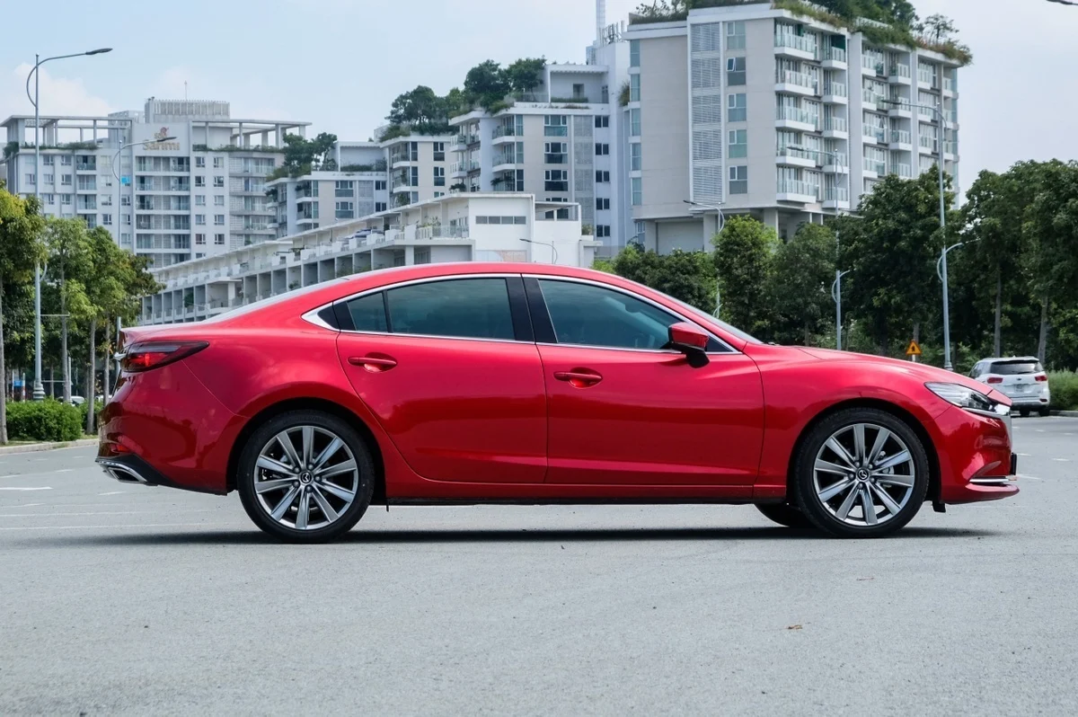 Toyota Camry Hybrid, Vietnam car market, hybrid vs gasoline, D-segment sedans, automotive trends Vietnam, eco-friendly luxury cars 3