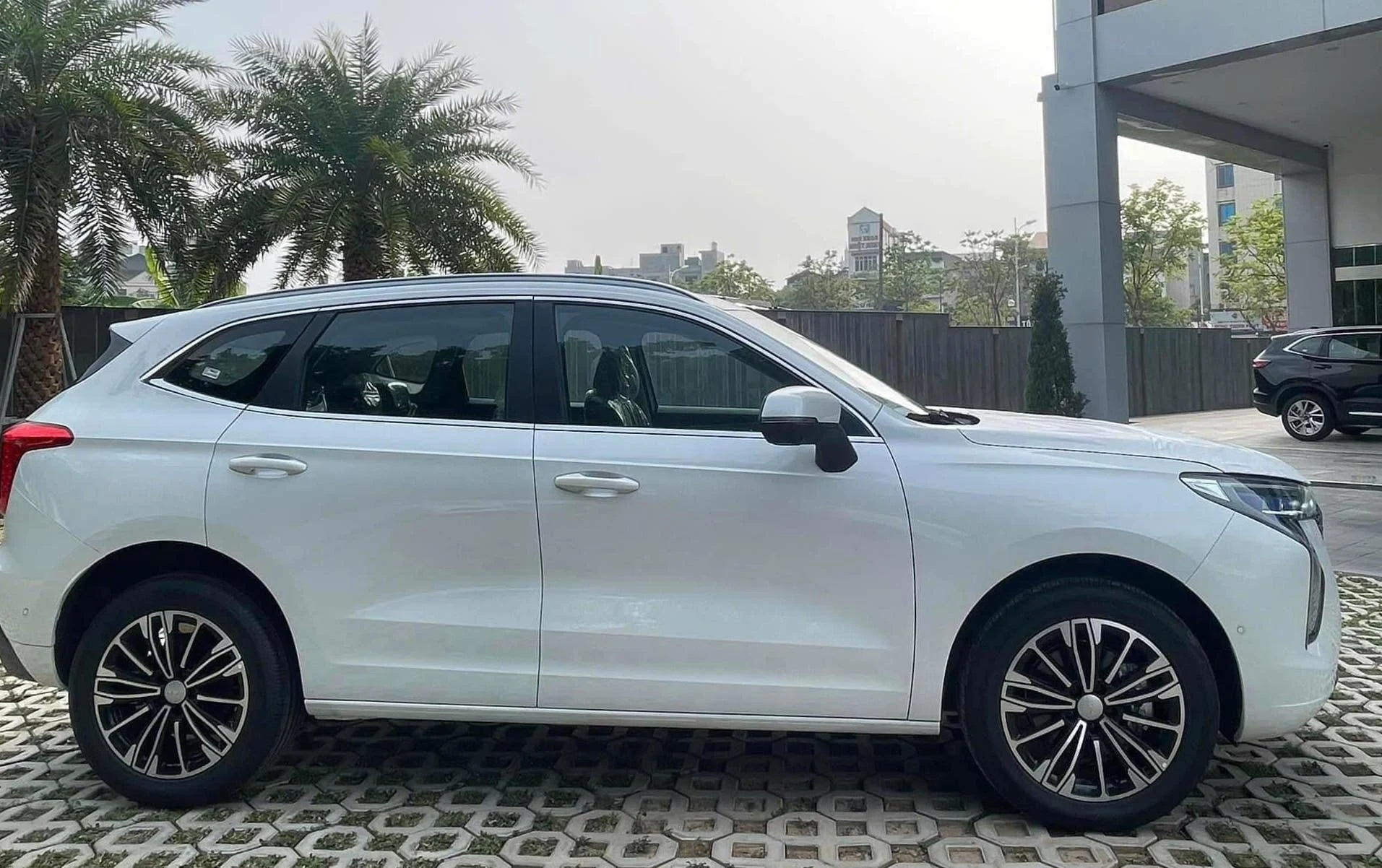 Hybrid cars Vietnam, Toyota Yaris Cross HEV, BYD Sealion 6, Suzuki XL7 Hybrid, car discounts Vietnam, fuel-efficient SUVs, PHEV deals Vietnam 4