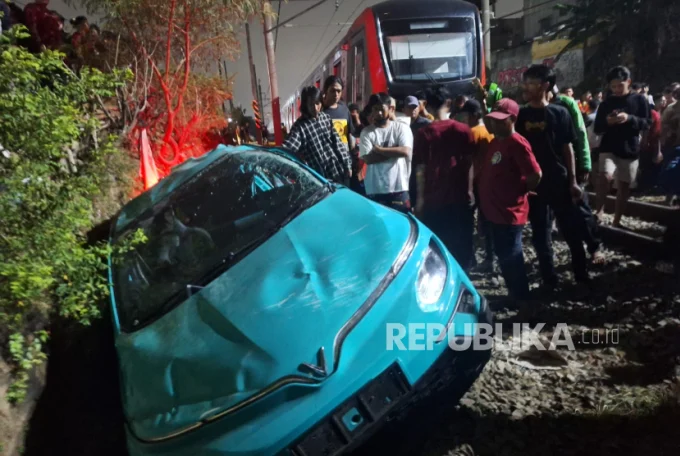 Indonesia train crash, Green SM taxi, Bekasi Timur accident, railway safety Indonesia, PT KAI, train collision Indonesia 3