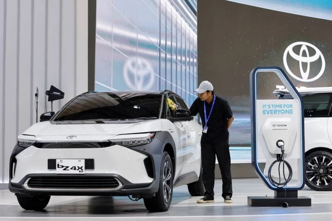 Japan electric vehicles, Japanese auto industry, EV market Japan, hybrid cars Japan, Toyota EV strategy, Nissan electric cars, hydrogen fuel vehicles, automotive emissions Japan 2