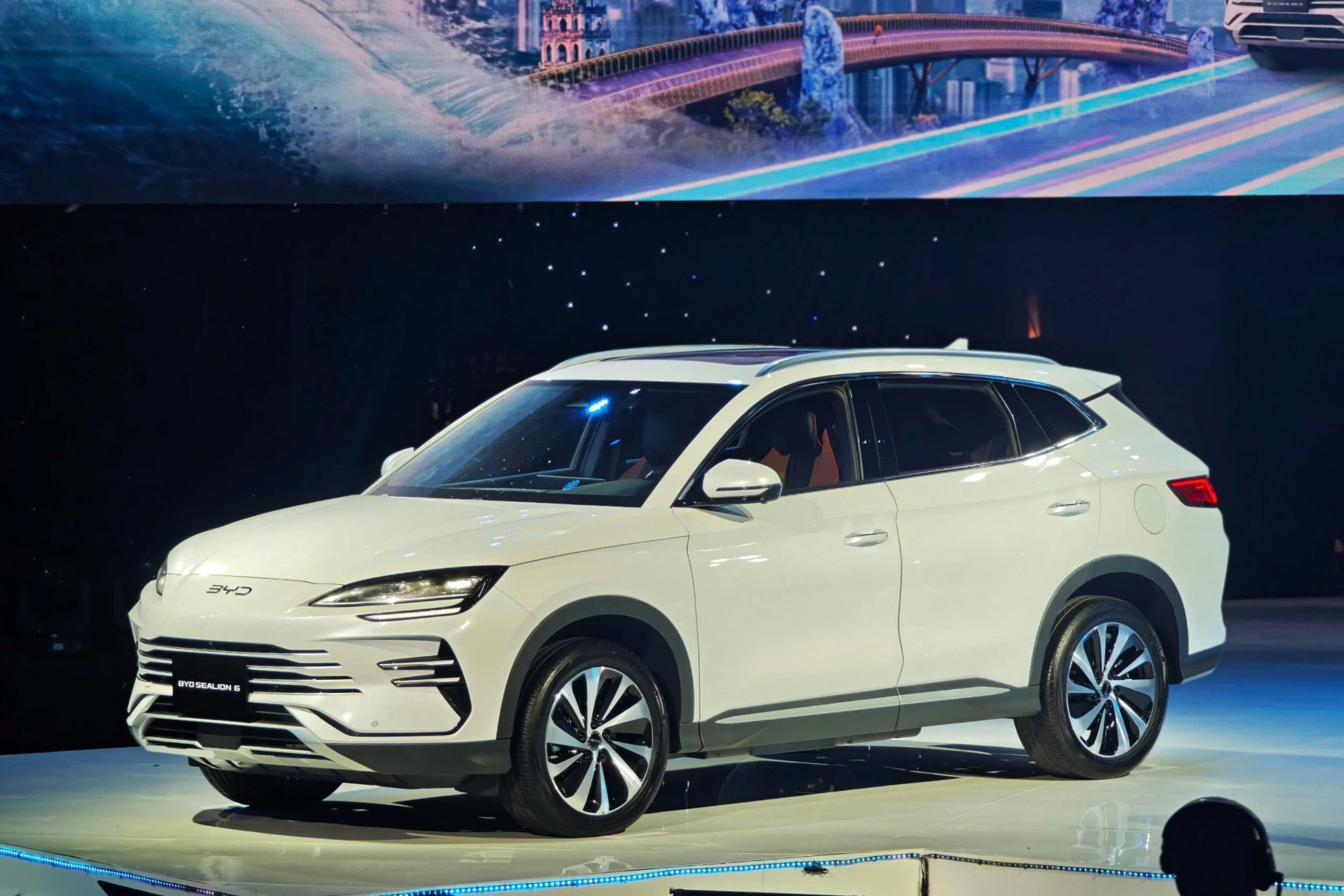 Hybrid cars Vietnam, Toyota Yaris Cross HEV, BYD Sealion 6, Suzuki XL7 Hybrid, car discounts Vietnam, fuel-efficient SUVs, PHEV deals Vietnam 6