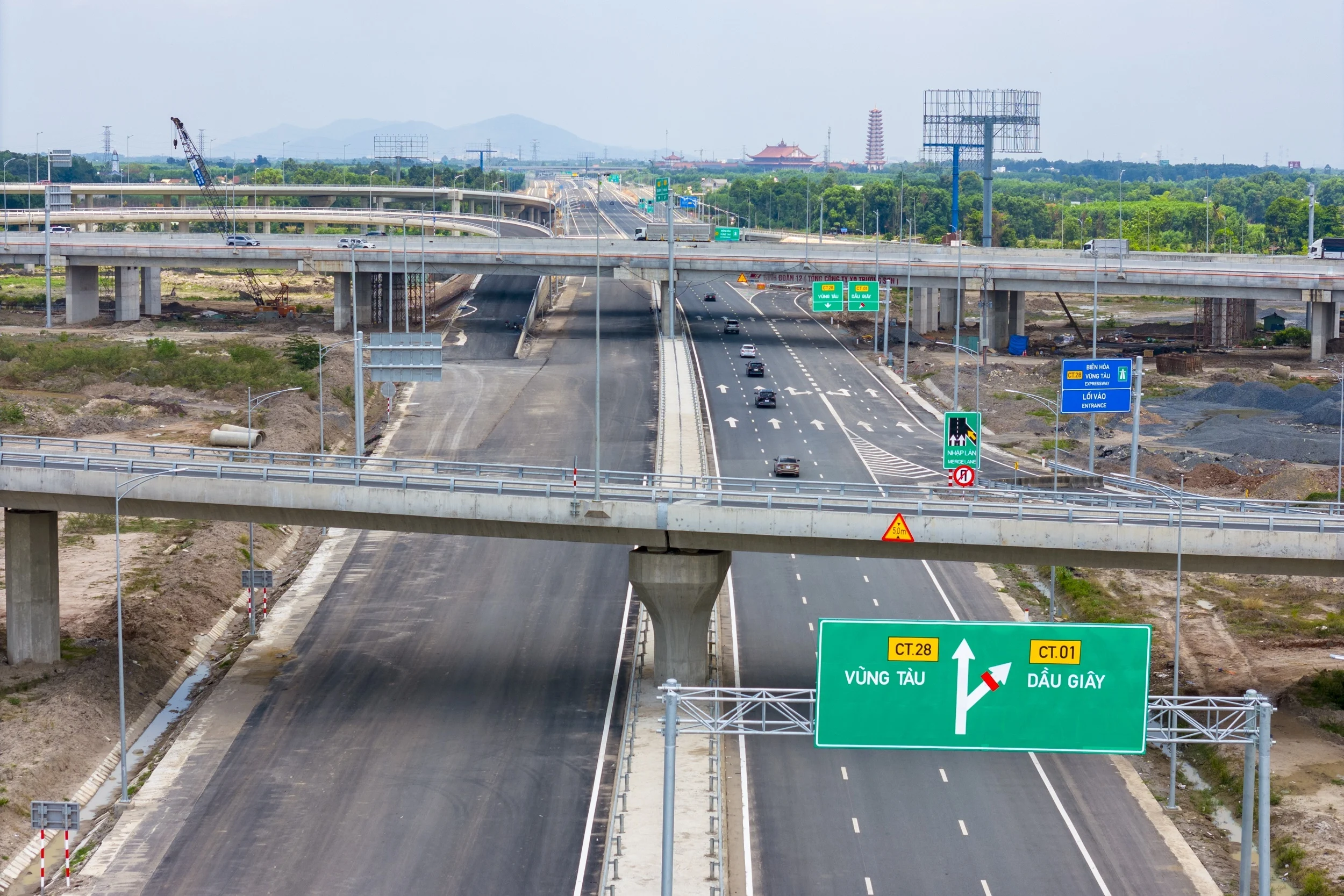 highway lane speed limit, 60 km/h left lane, Vietnamese traffic law, highway driving safety, lane discipline, speed minimum highway, traffic violation Vietnam 2