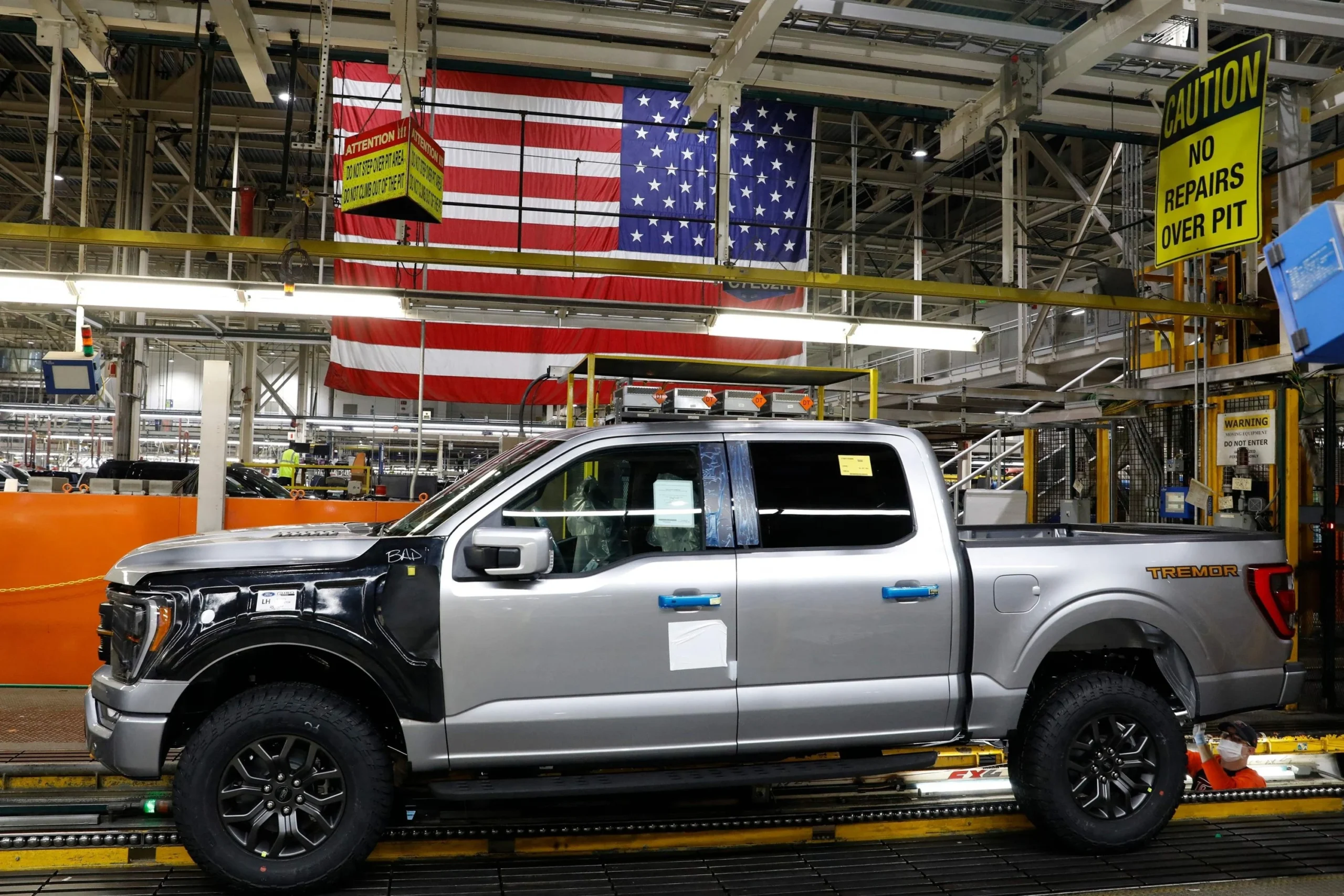 USMCA, North American auto industry, local content rule, car tariffs, US-Mexico trade talks, automotive supply chain, trade agreement revision 2
