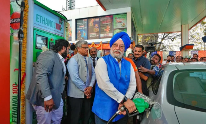 E100 ethanol India, flex-fuel vehicles India, ethanol fuel stations, oil import reduction India, renewable fuel policy, Indian automotive market, ethanol blending 2