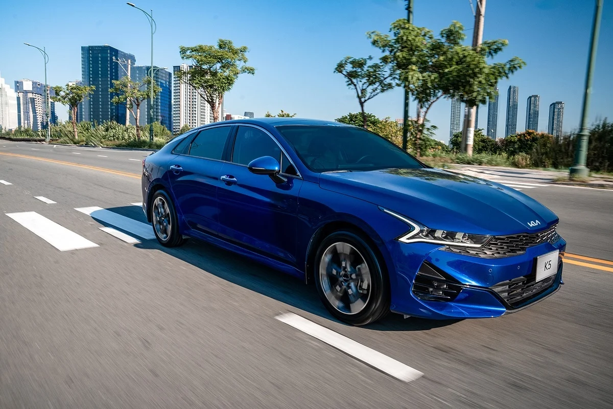 Toyota Camry Hybrid, Vietnam car market, hybrid vs gasoline, D-segment sedans, automotive trends Vietnam, eco-friendly luxury cars 2