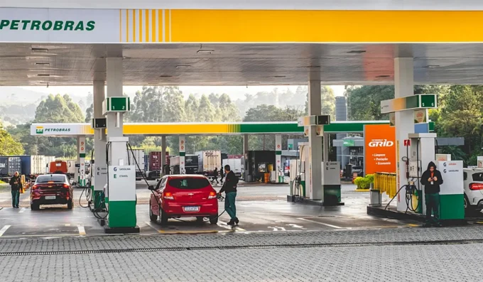 E100 ethanol India, flex-fuel vehicles India, ethanol fuel stations, oil import reduction India, renewable fuel policy, Indian automotive market, ethanol blending 3