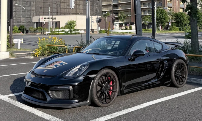 supercar sharing, car subscription Japan, Gen Z luxury cars, Ferrari 360 rental, Japanese car ownership trends, Rendez-Vous service, luxury car club 2