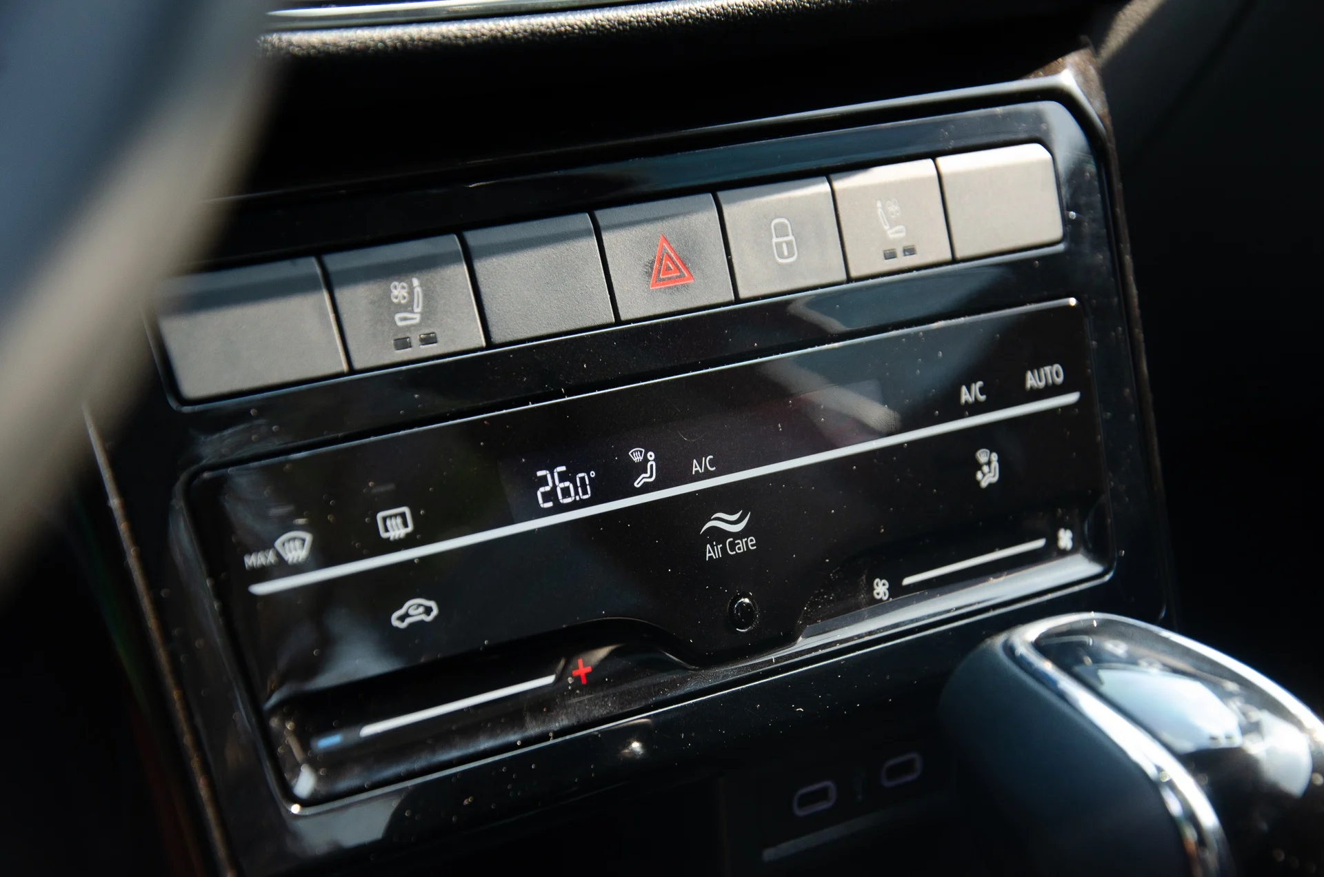 car air conditioning, hot weather driving, vehicle cabin cooling, AC safety tips, reduce car interior heat, fuel efficiency, car health, indoor air quality 2
