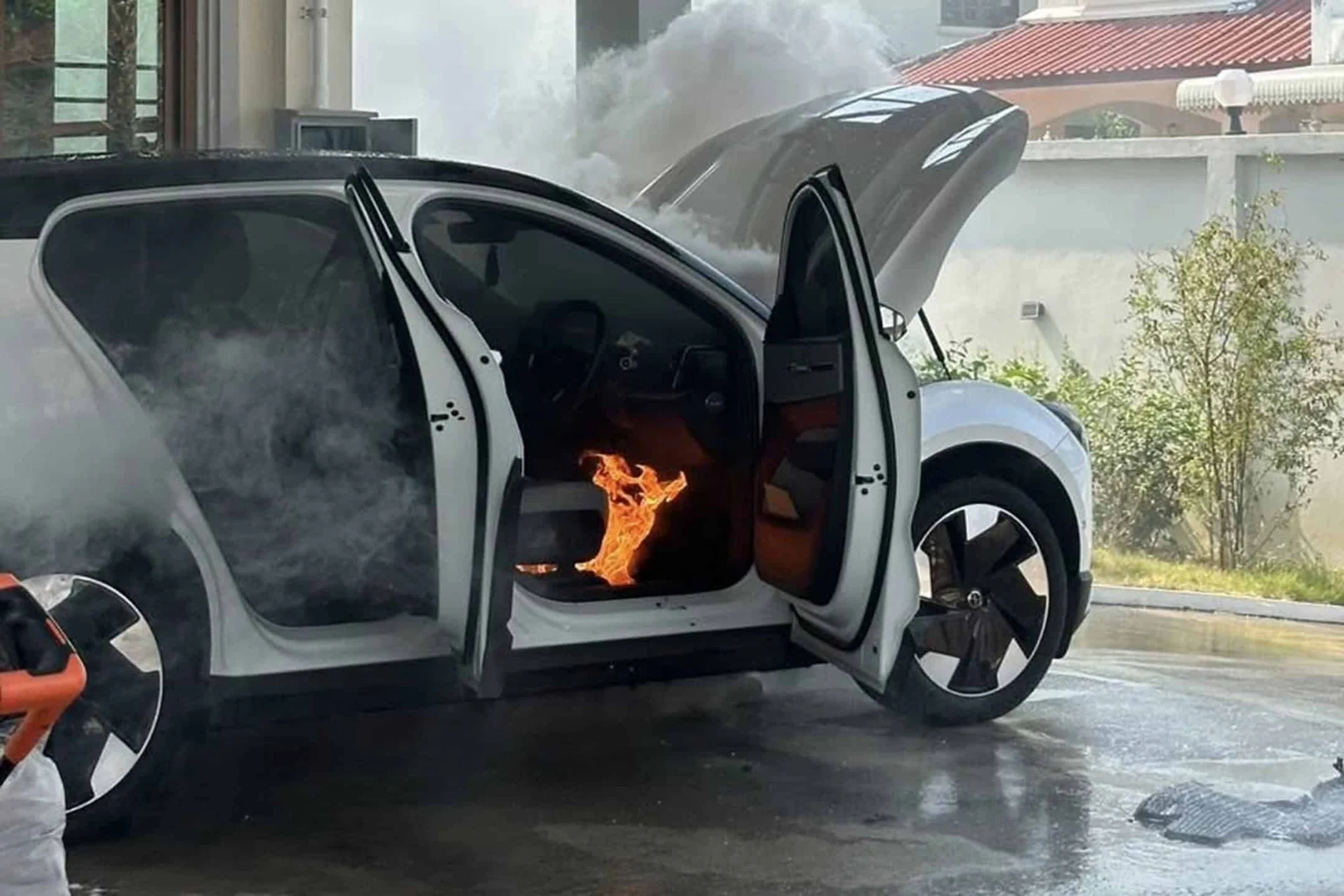 Volvo EX30, battery fire, Thailand lawsuit, electric SUV recall, Volvo battery issue, EV safety, global recall 2