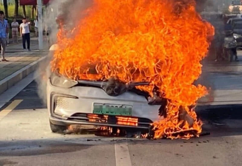 EV fire safety, gas car fire, lithium-ion battery fire, thermal runaway, car fire extinguishing, vehicle fire safety 3