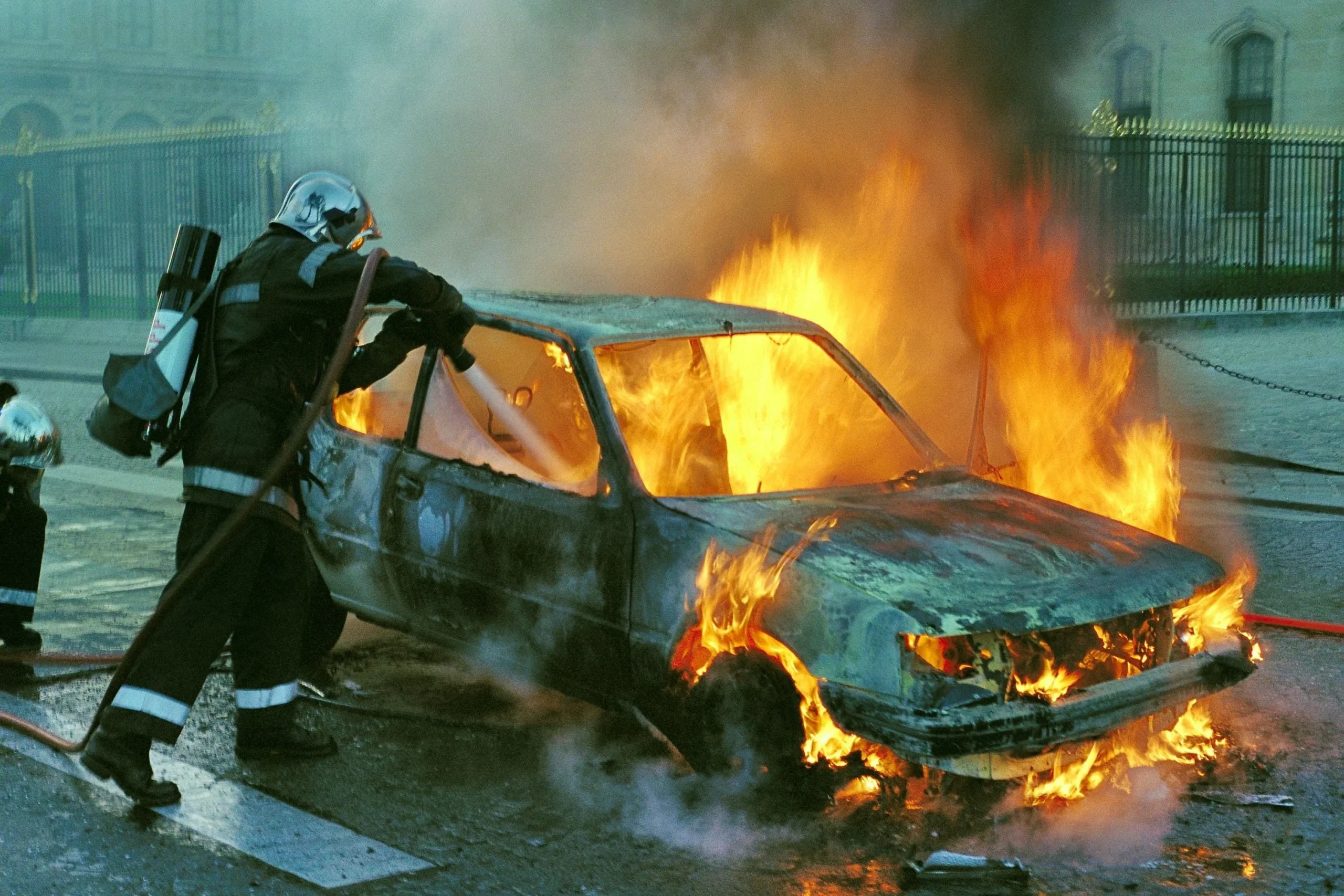 EV fire safety, gas car fire, lithium-ion battery fire, thermal runaway, car fire extinguishing, vehicle fire safety 2