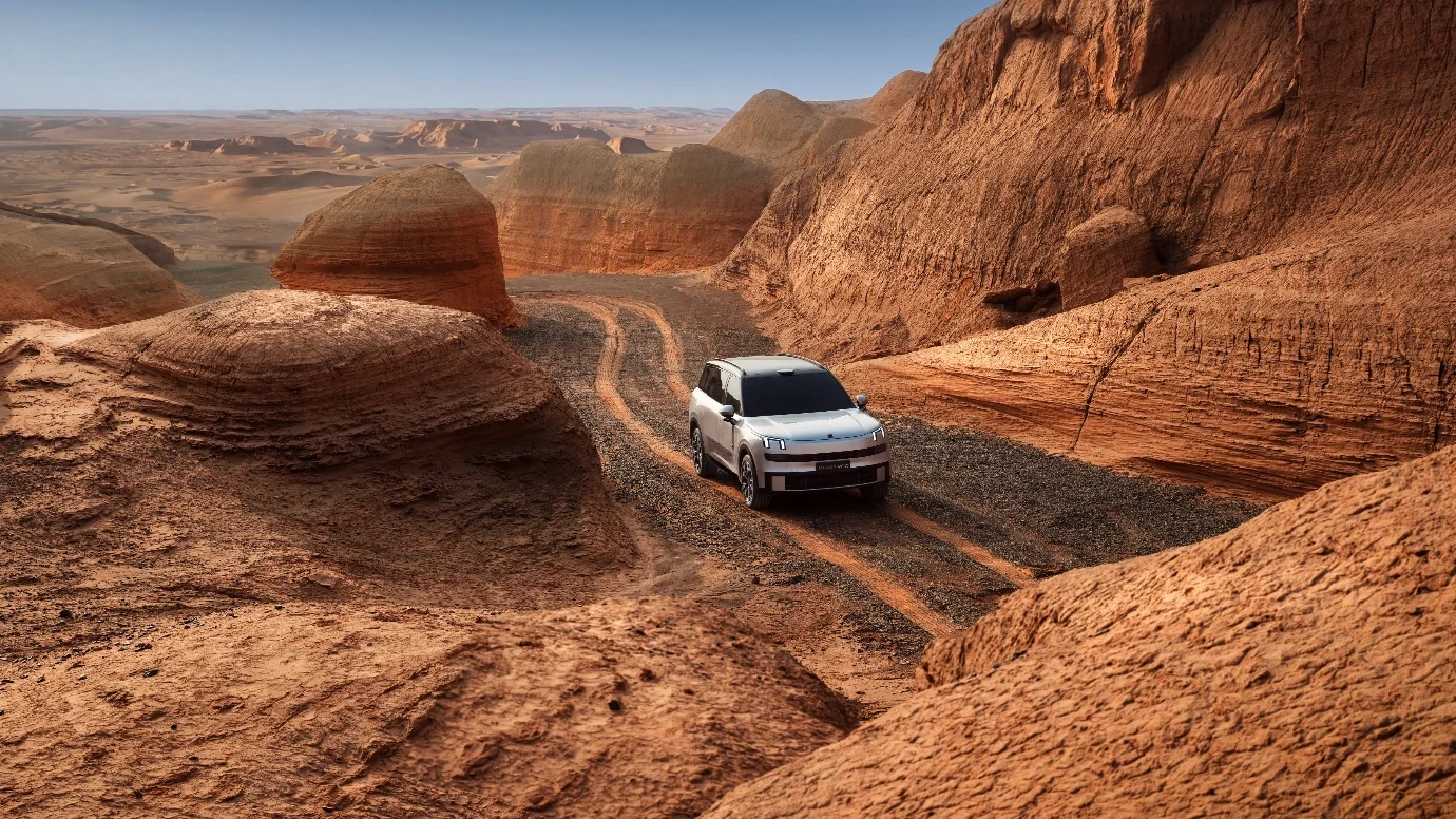 Lynk & Co 900, luxury SUV safety, advanced driver assistance, hybrid SUV, family vehicle safety, vehicle safety technology, high-performance battery safety 4