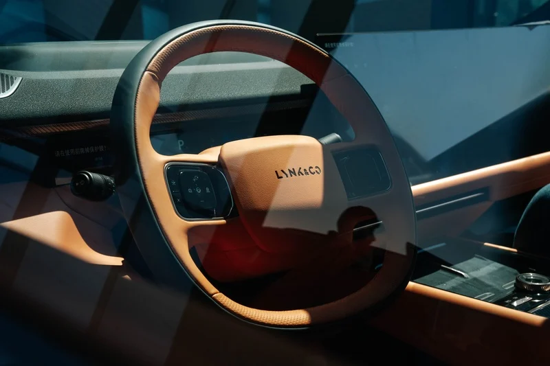 Lynk & Co 900, luxury SUV safety, advanced driver assistance, hybrid SUV, family vehicle safety, vehicle safety technology, high-performance battery safety 6