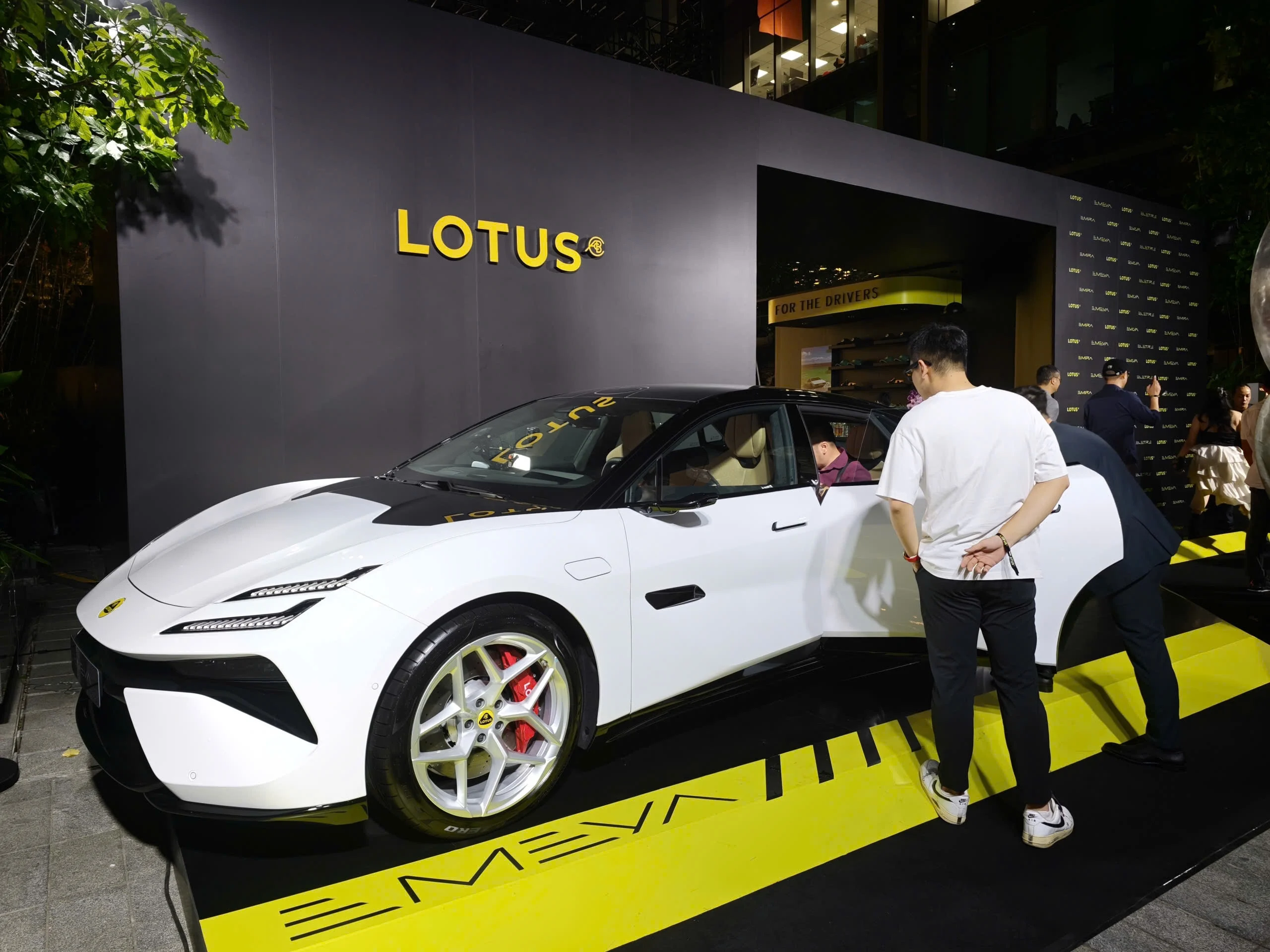 Lotus Cars Vietnam, Lotus Emira, Lotus Evija hypercar, luxury electric cars Vietnam, Lotus Eletre SUV, British supercars 6