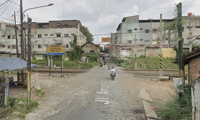 Indonesia train crash, Green SM taxi, Bekasi Timur accident, railway safety Indonesia, PT KAI, train collision Indonesia 4