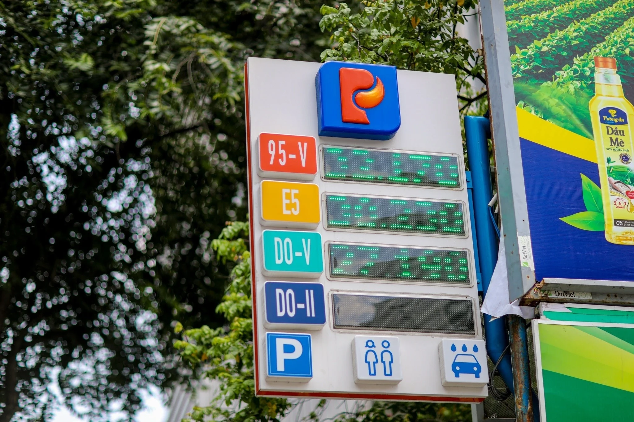 E10 fuel Vietnam, E5 gasoline Vietnam, Vietnam fuel regulations, biofuel gasoline, RON 92, RON 95, Petrolimex E10, PVOIL fuel 2