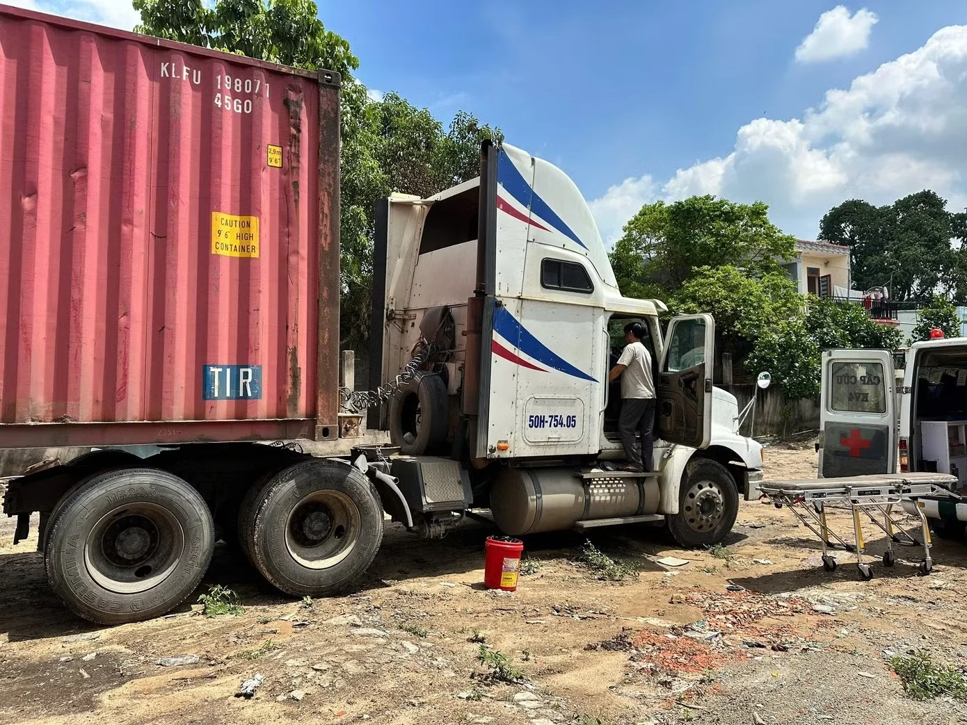 container driver death, Ho Chi Minh City, vehicle cabin incident, traffic investigation, Vietnam news, container truck accident, police investigation 2