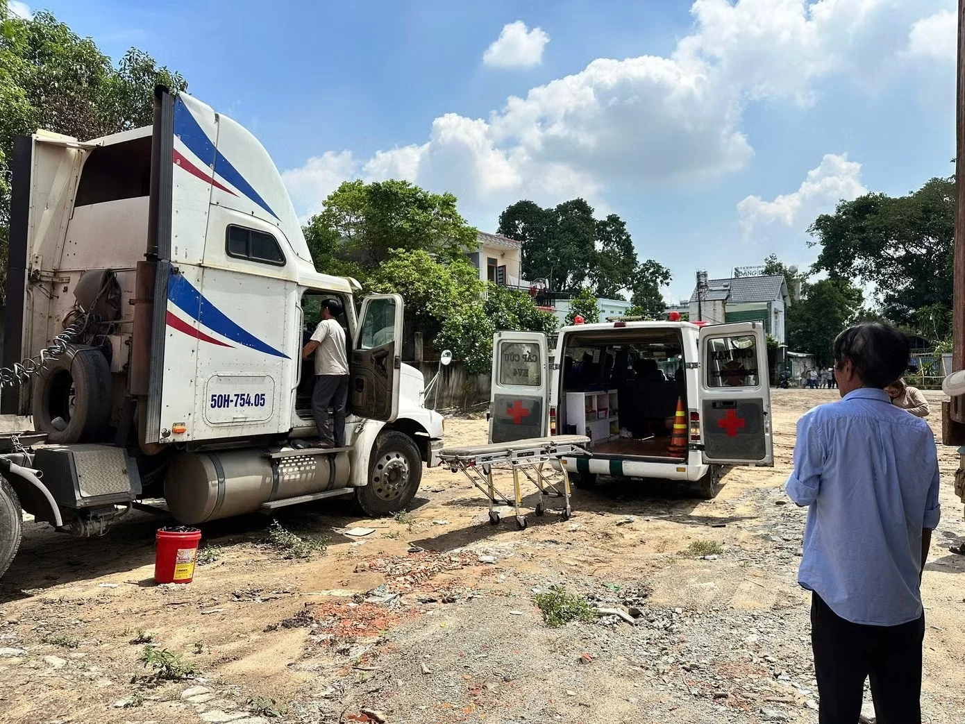 container driver death, Ho Chi Minh City, vehicle cabin incident, traffic investigation, Vietnam news, container truck accident, police investigation 3