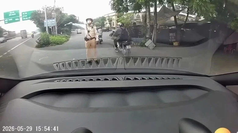 car lane violation, motorcycle lane penalty, Vietnam traffic law, driving fines Vietnam, road safety, traffic police, driver education 2
