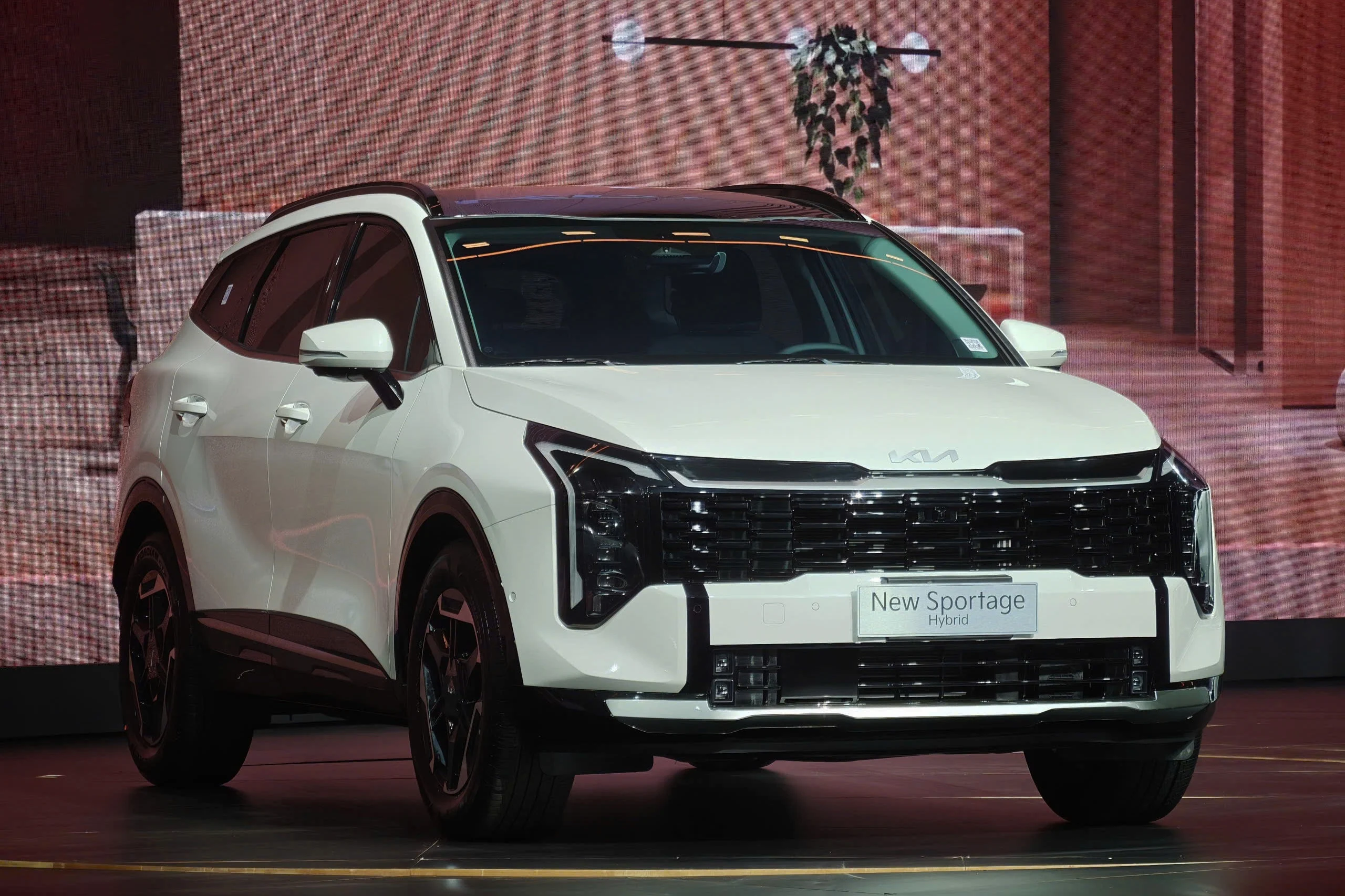 Kia Sportage hybrid, Vietnam SUV pricing, C-segment SUV, Thaco auto, hybrid SUV Vietnam, Kia Sportage 2024, automotive market Vietnam 2