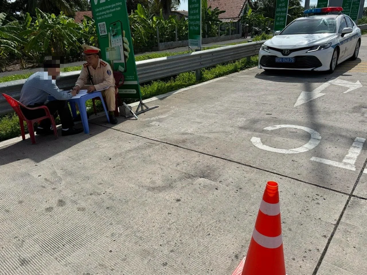 highway stopping fine Vietnam, Vietnam traffic penalty, highway parking fine, Vietnamese road safety, driver license points Vietnam, traffic violation Vietnam 2