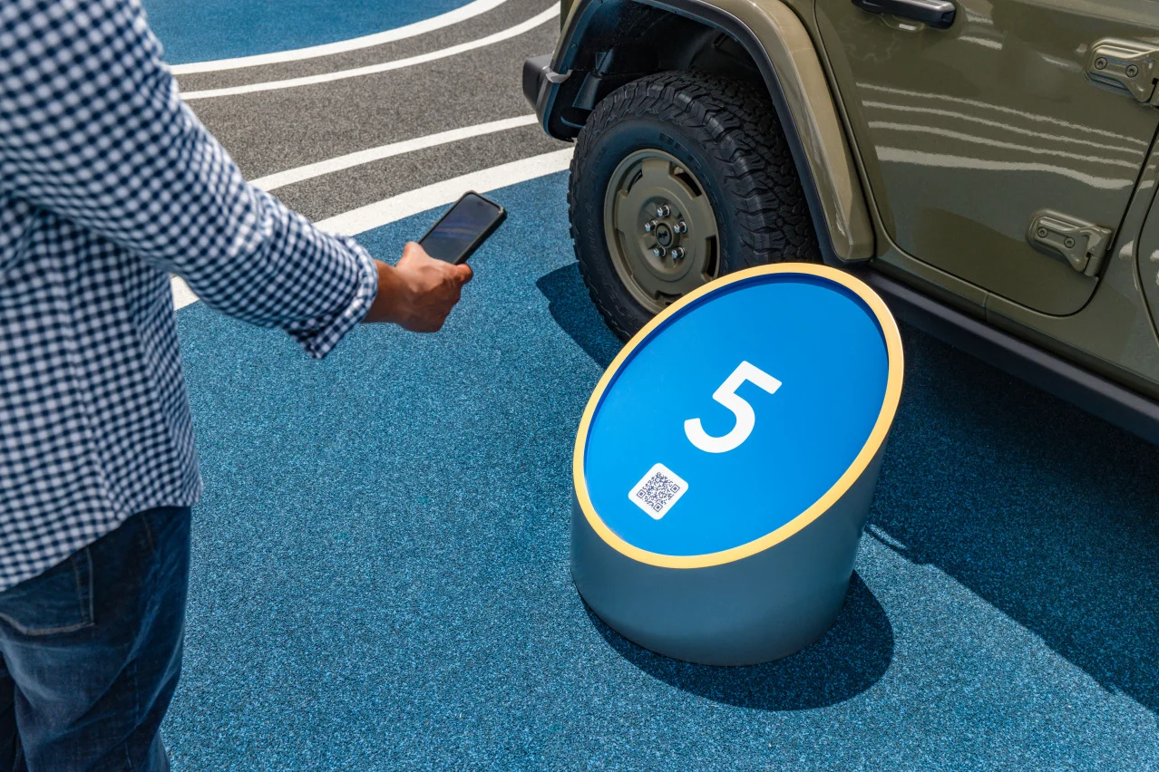 Carvana, no-salesperson showroom, online car buying, self-service car dealership, digital car retail, test drive online, automotive innovation 6