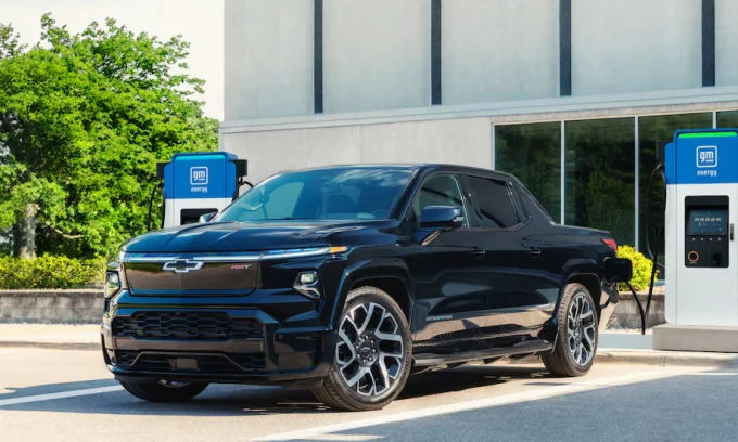 electric vehicle adoption, US EV market, gasoline car replacement, EV price increase, federal tax credit, EV resale market, automotive trends USA 2