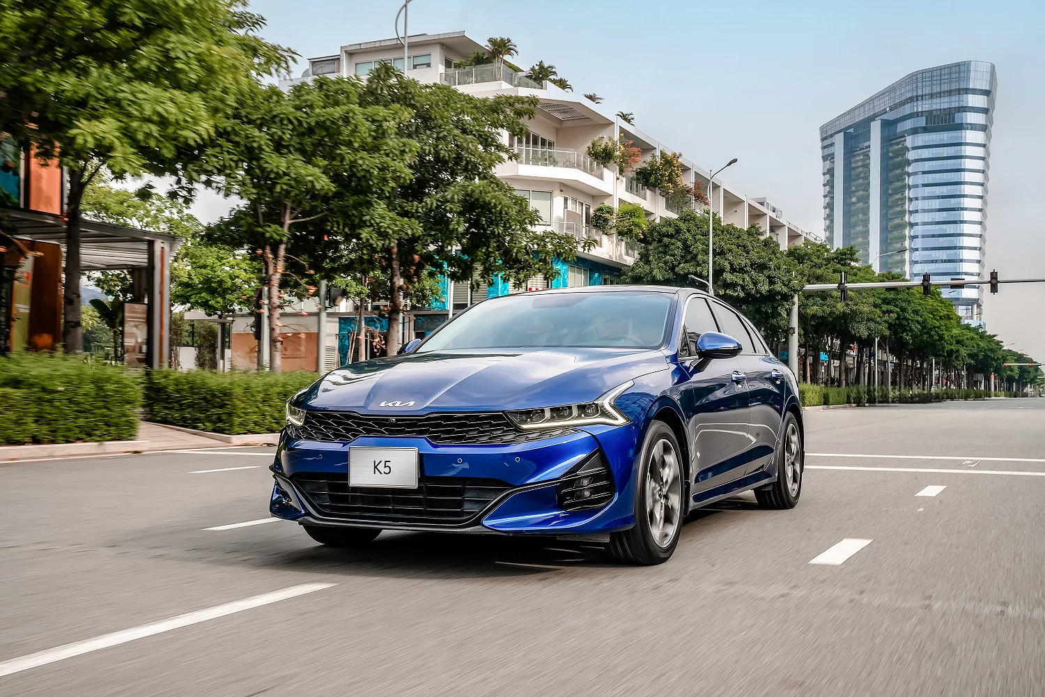 Toyota Camry Vietnam, Camry price Vietnam, HEV Camry, Toyota sedan Vietnam, Vietnam car market, D-segment sedan, Kia K5 Vietnam, MG7 Vietnam 5