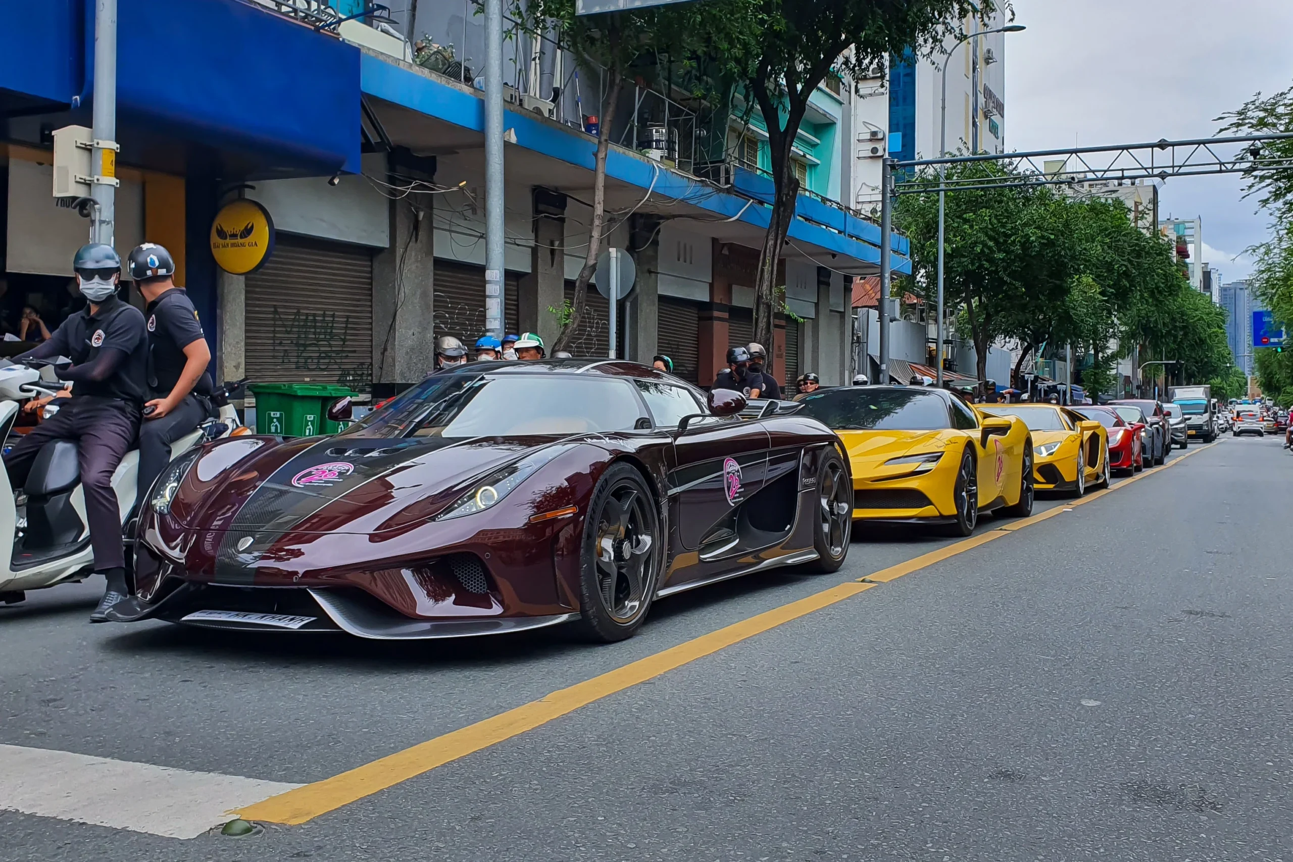 internal combustion engine, hypercar, electric supercar, Koenigsegg, sustainable performance, hybrid powertrain, supercar design 9