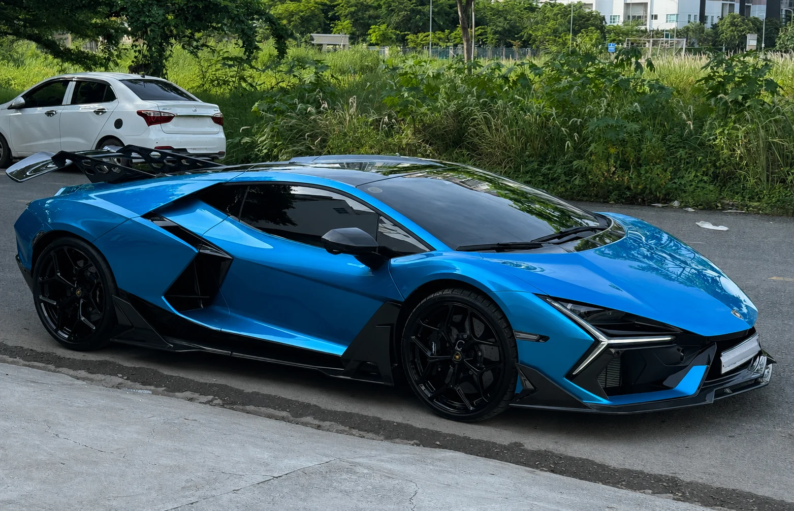 Lamborghini Revuelto, supercar Vietnam, Duke Dynamics, hybrid supercar, luxury car market, limited edition Lamborghini, high-performance car 3