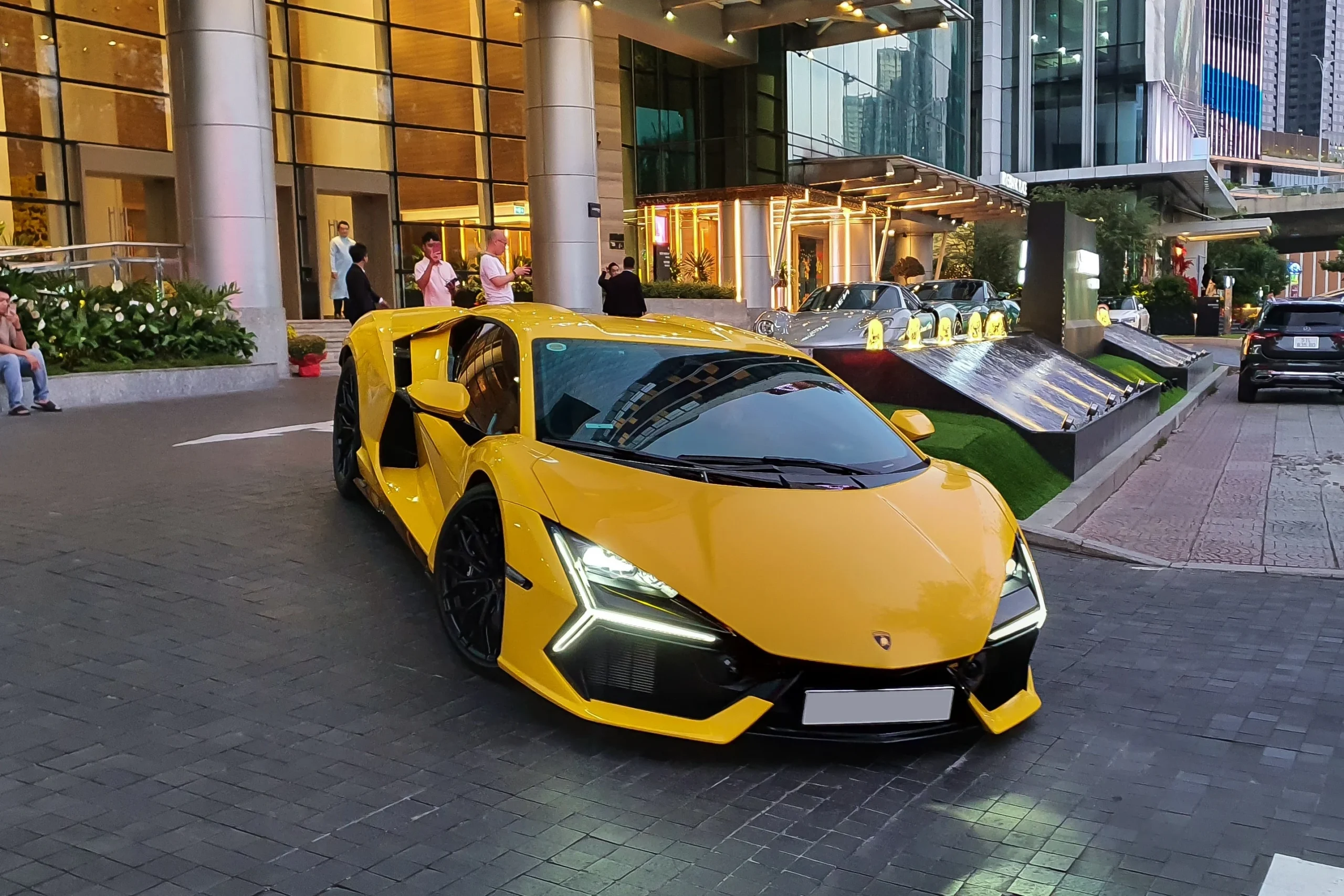 Lamborghini Revuelto, supercar Vietnam, Duke Dynamics, hybrid supercar, luxury car market, limited edition Lamborghini, high-performance car 4