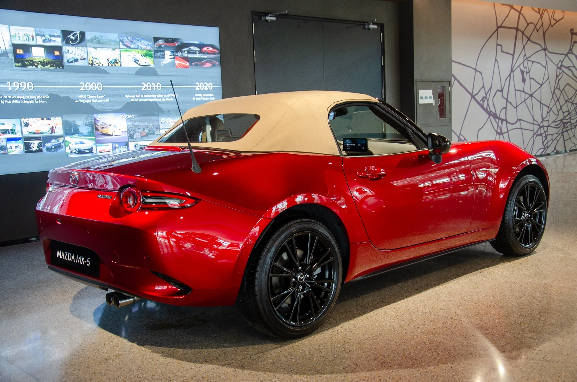 Mazda MX-5 price Vietnam, Mazda MX-5 roadster, MX-5 hard top, MX-5 soft top, Mazda sports car Vietnam, Mazda MX-5 specifications, VND 1.34 billion 3